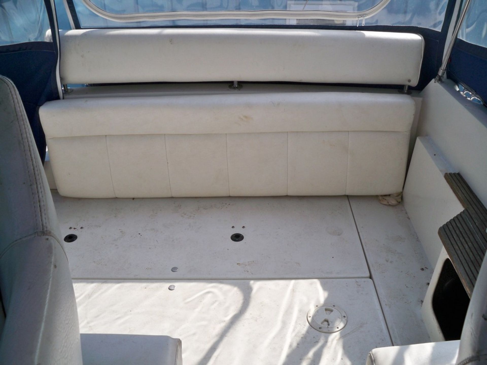 CARVER MONTEGO 2757 CRUISER BOAT LENGTH: 27 FT. 3 IN. BEAM: 10 FT. 0 IN. PROPULSION TYPE: STERN - Image 15 of 17