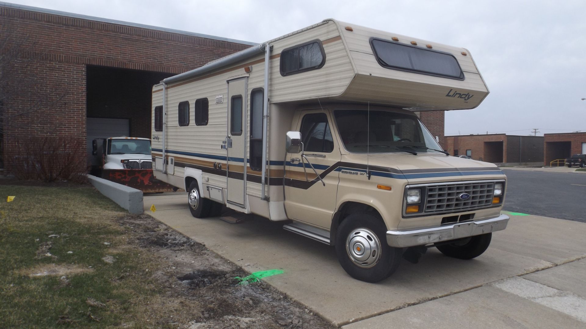 FORD ECONOLINE 350 26' S/A RECREATIONAL VEHICLE VIN: 1FDKE30L2HHB11454 (1987) V8, AUTOMATIC - Image 2 of 12