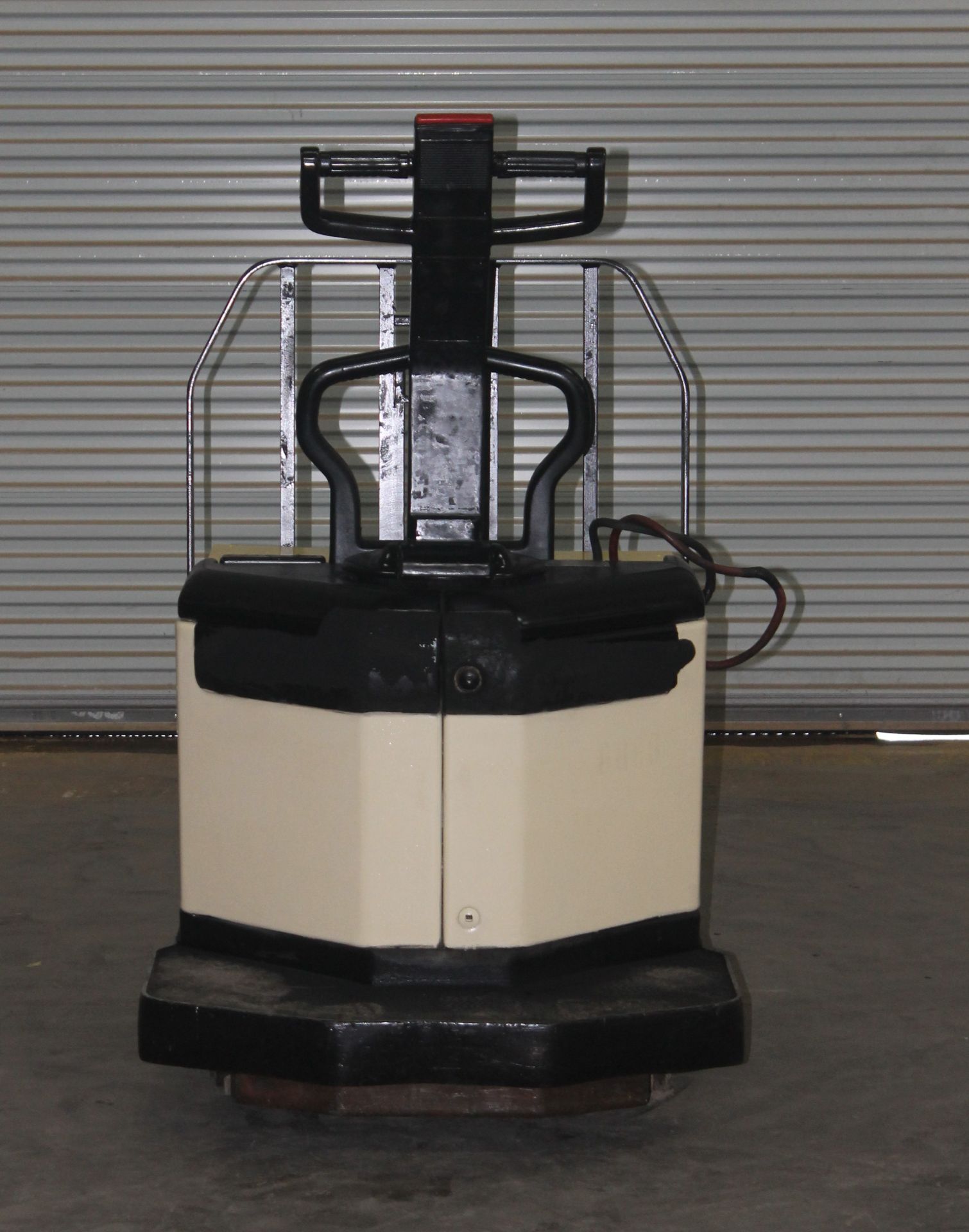 CROWN PE SERIES 8000LBS. CAPACITY ELECTRIC PALLET JACK, - Image 4 of 5