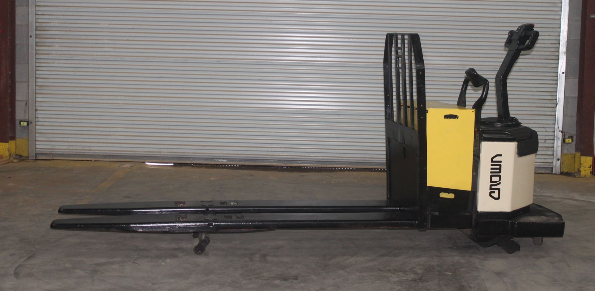 CROWN PE SERIES 8000LBS. CAPACITY ELECTRIC PALLET JACK, - Image 3 of 5