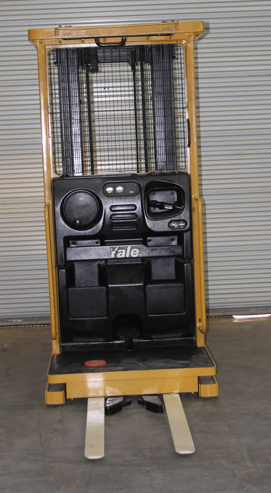 2005 YALE 3000 LBS. CAP ORDER PICKER/FORKLIFT WITH 2013 BATTERY, CLICK HERE TO WATCH VIDEO - Image 4 of 5