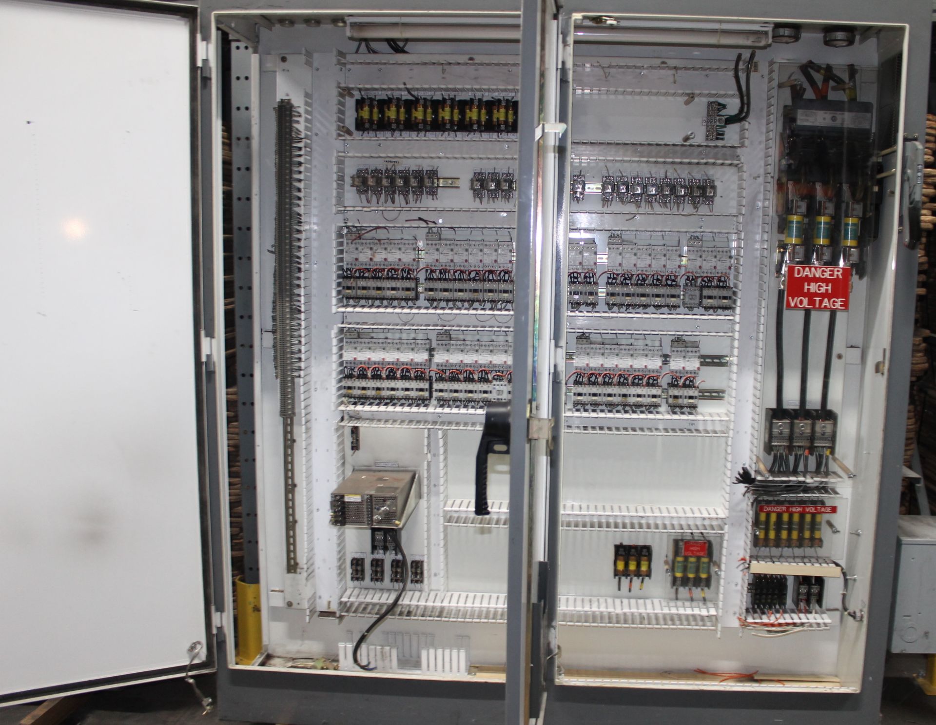 BUSCHMAN CONVEYOR AUTOMATION CONTROL PANEL CABINET WITH CONTROLS, CABINET SIZE: 90"L X 20"W X 87"H - Image 8 of 12