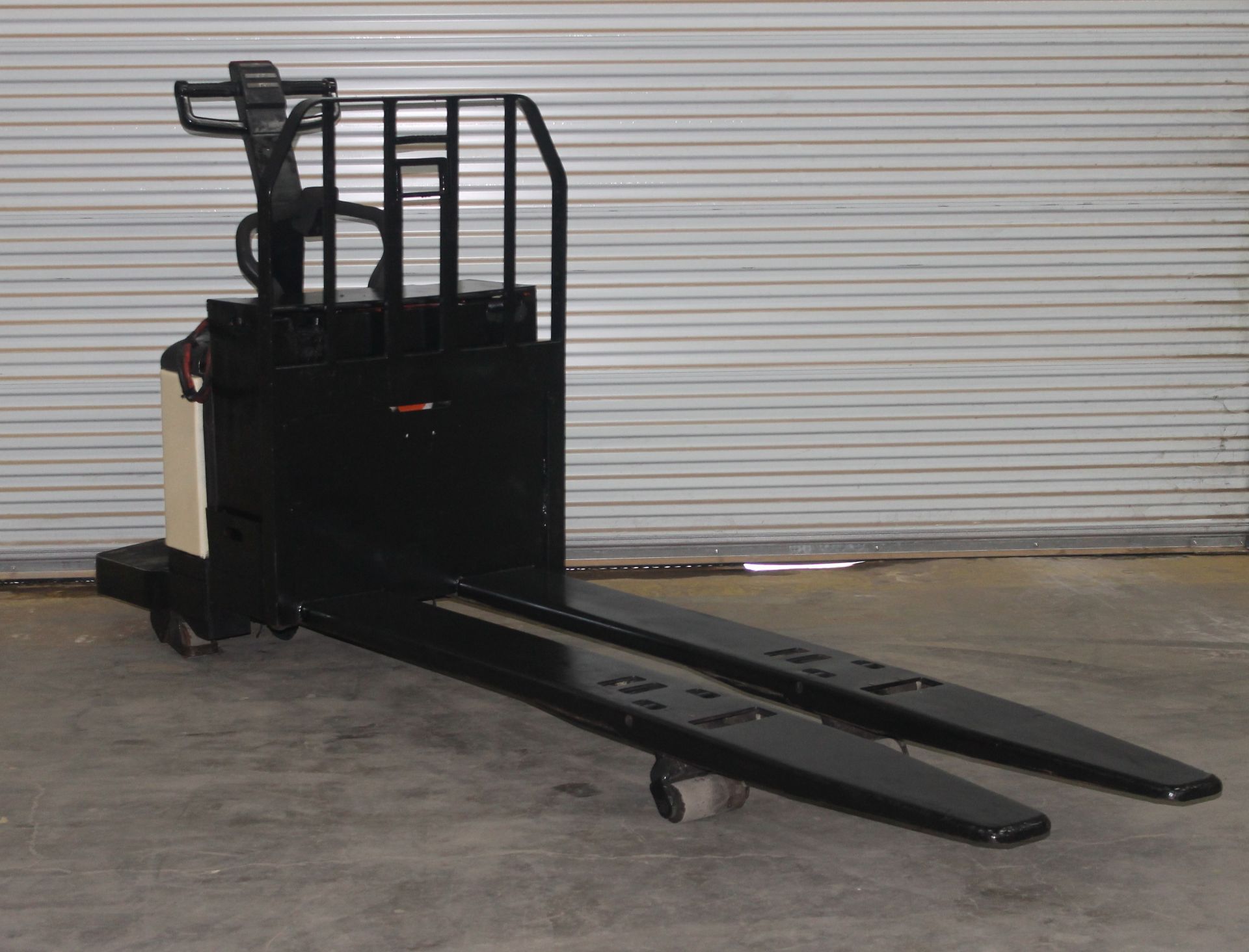 CROWN PE SERIES 8000LBS. CAPACITY ELECTRIC PALLET JACK, - Image 4 of 5