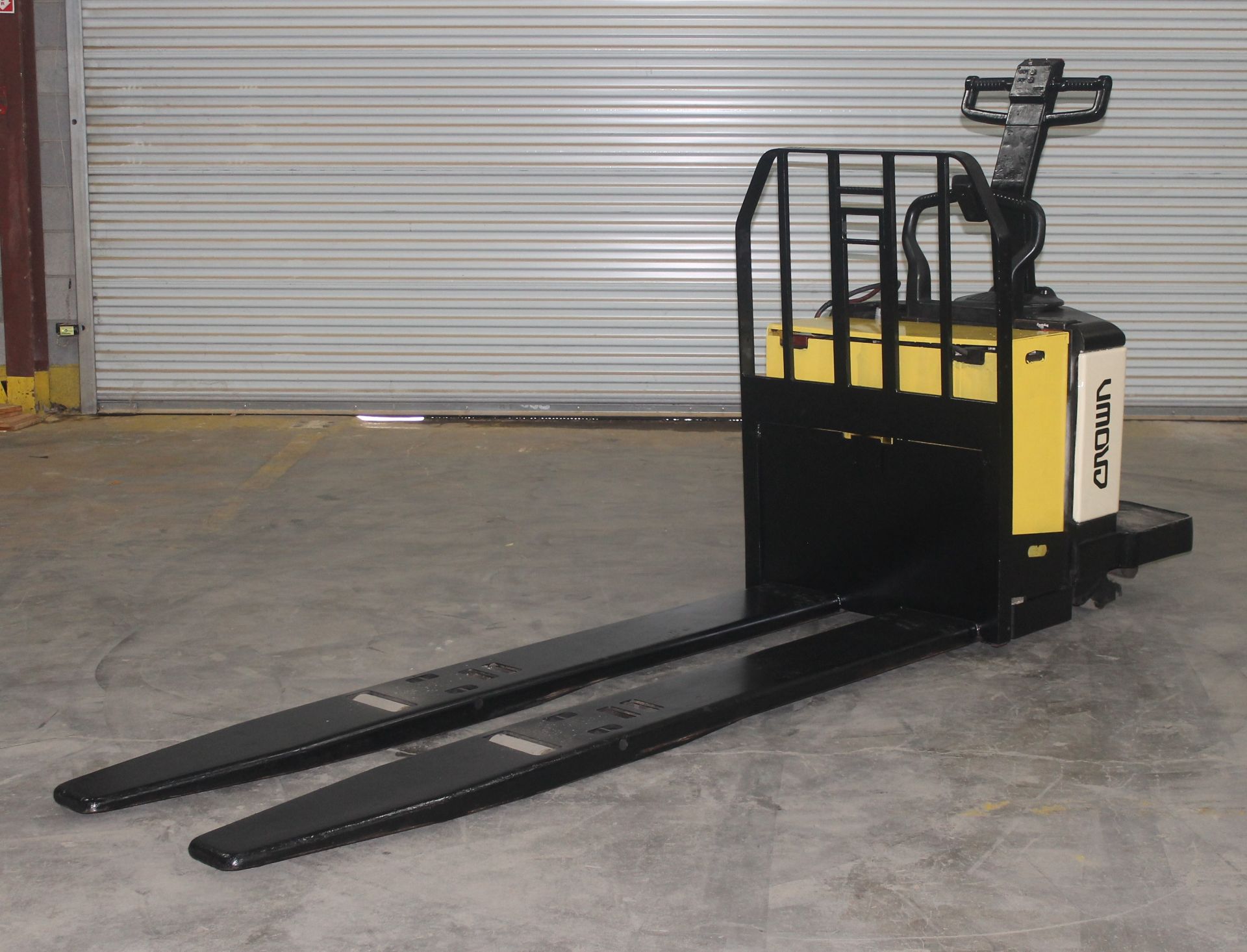 CROWN PE SERIES 8000LBS. CAPACITY ELECTRIC PALLET JACK,