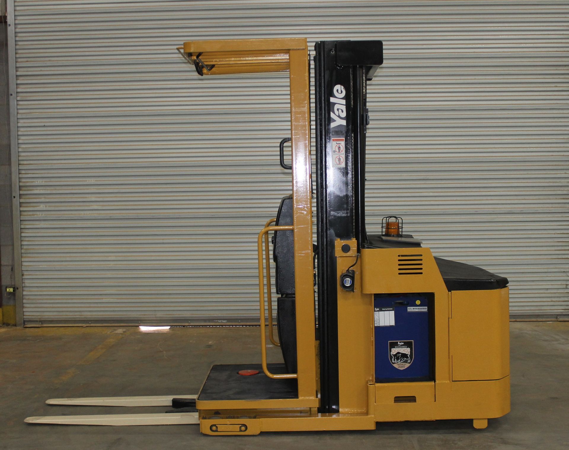 2005 YALE 3000 LBS. CAP ORDER PICKER/FORKLIFT WITH 2013 BATTERY, CLICK HERE TO WATCH VIDEO - Image 2 of 5