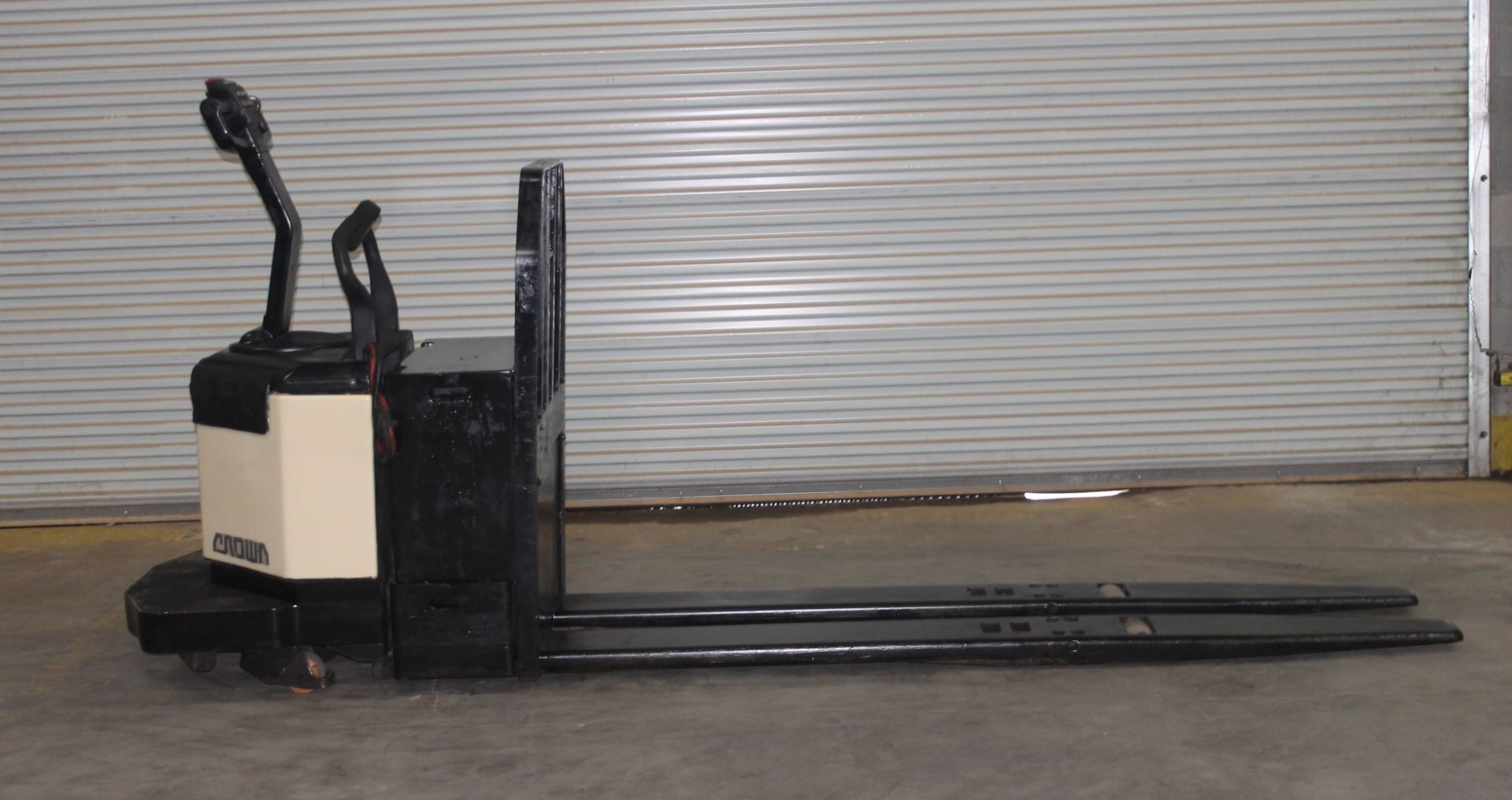 CROWN PE SERIES 8000LBS. CAPACITY ELECTRIC PALLET JACK, - Image 2 of 5