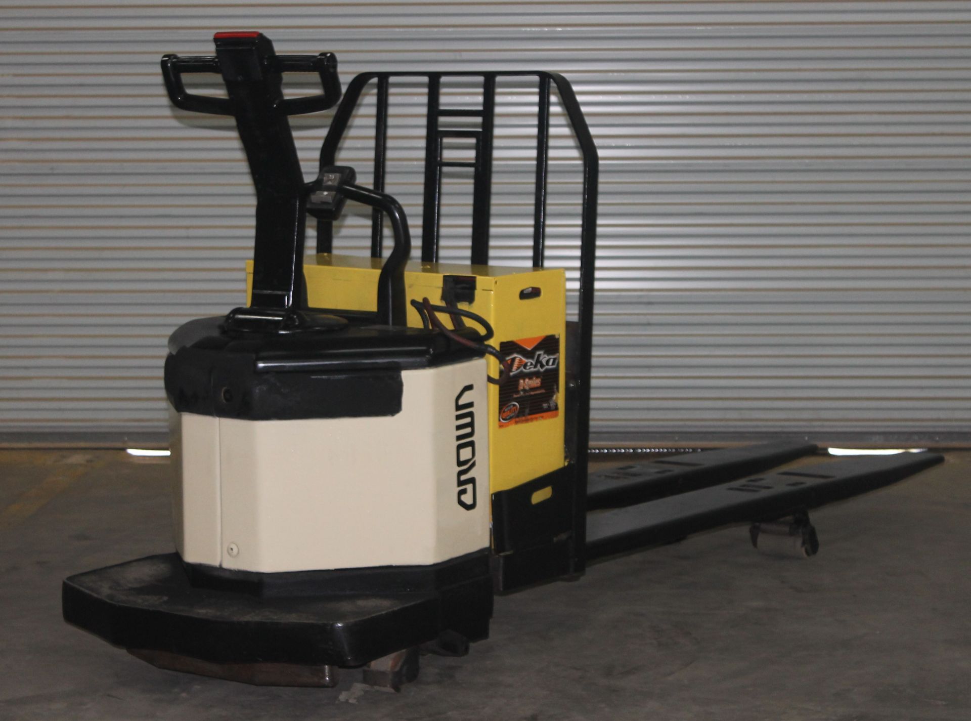 CROWN PE SERIES 8000LBS. CAPACITY ELECTRIC PALLET JACK, - Image 5 of 5