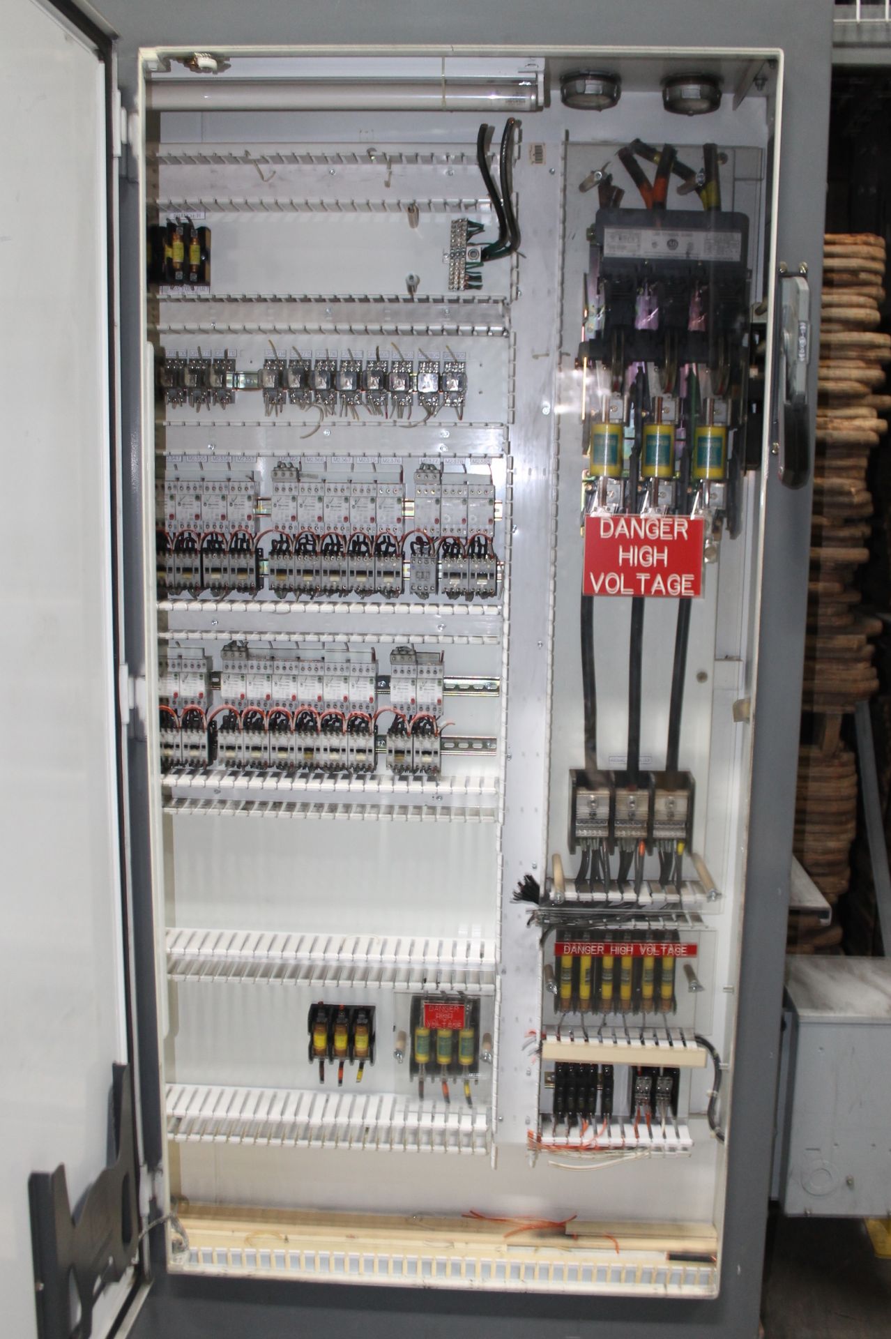 BUSCHMAN CONVEYOR AUTOMATION CONTROL PANEL CABINET WITH CONTROLS, CABINET SIZE: 90"L X 20"W X 87"H - Image 7 of 12