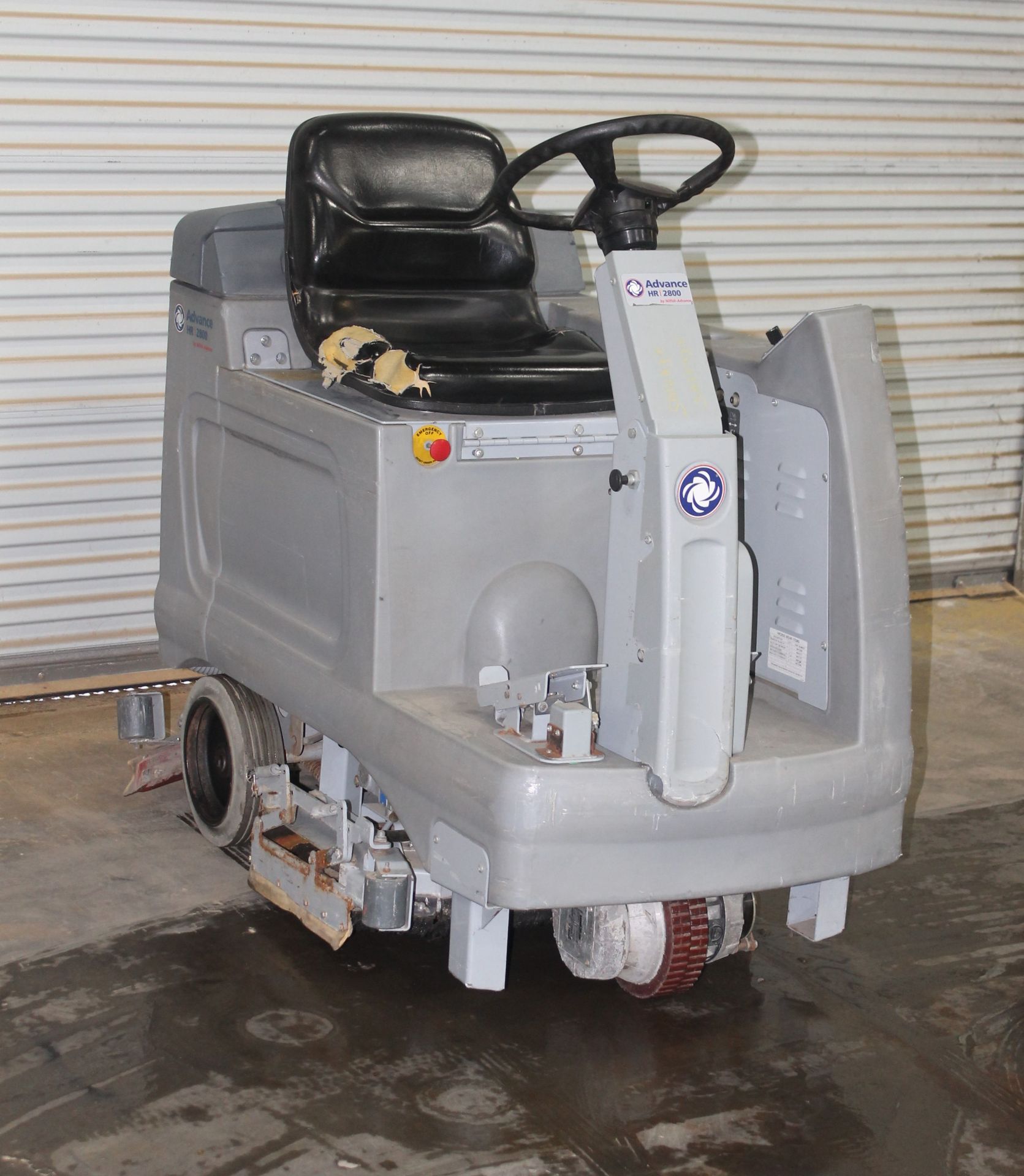 ADVANCE HR 2800 RIDER SCRUBBER,