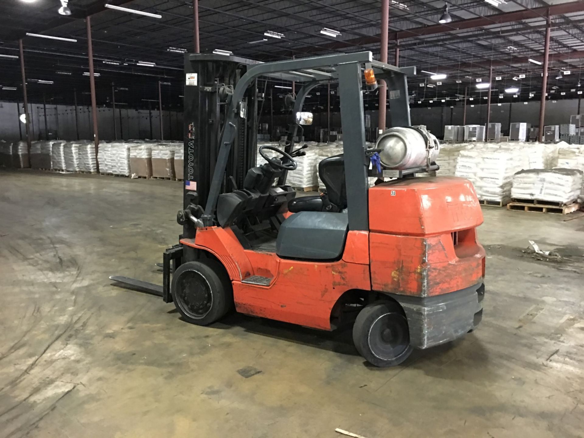 2001 TOYOTA 7FGCU35 PROPANE FORKLIFT, 7000 LBS CAPACITY - Image 2 of 4