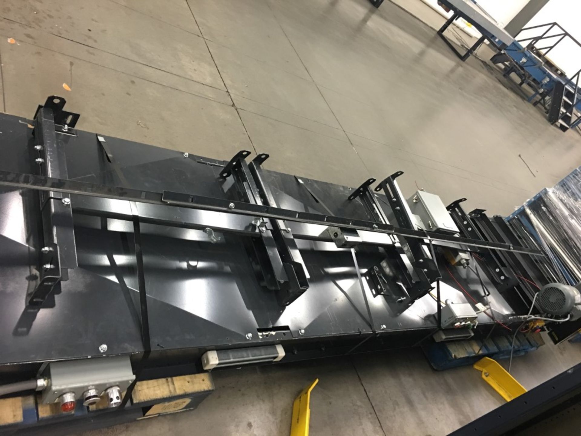 HK SYSTEM 33" X 172" LONG POWERED BELT CONVEYOR. PART # BEDG30ULBAEM-SP BELT WIDTH= 30" PALLETISED & - Image 7 of 10