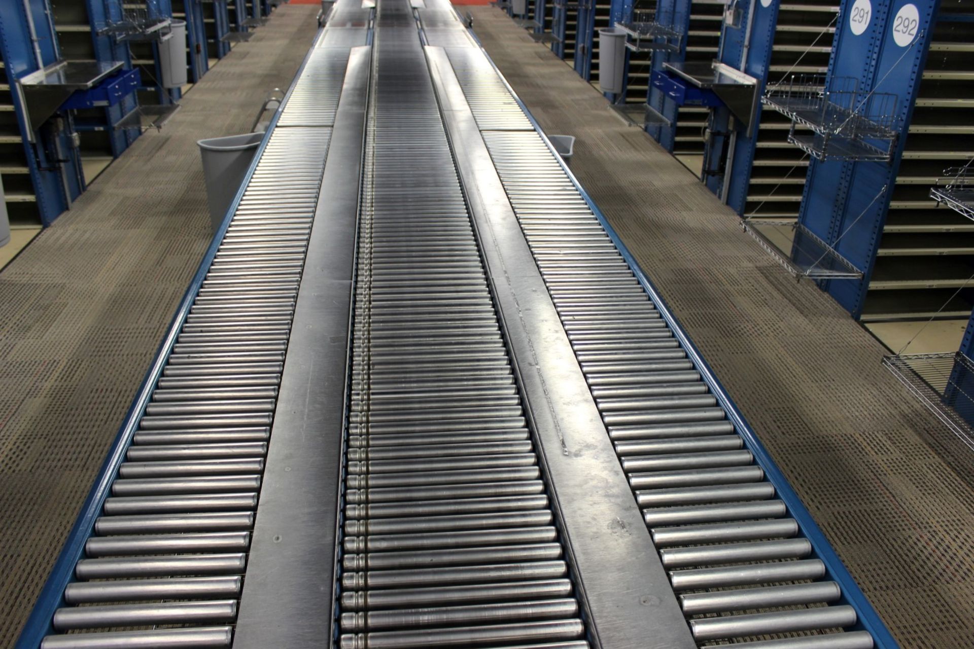 30 FT LONG 24"W RAPISTAN POWERED CONVEYOR WITH 18"W GRAVITY CONVEYOR LINES BOTH SIDES - Image 3 of 4