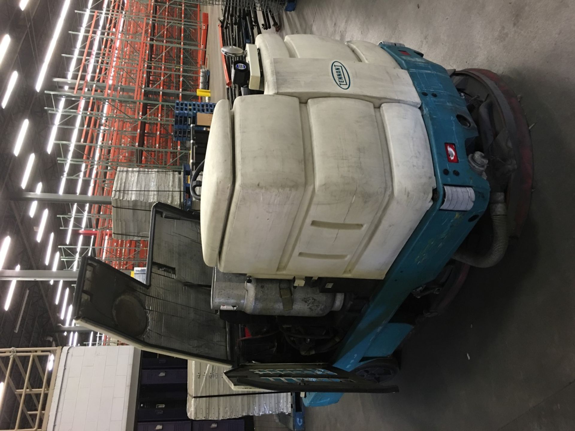 2001 TENNANT 8200 COMBINATION RIDER FLOOR SWEEPER SCRUBBER, LP GAS POWERED (WATCH VIDEO) - Image 6 of 6