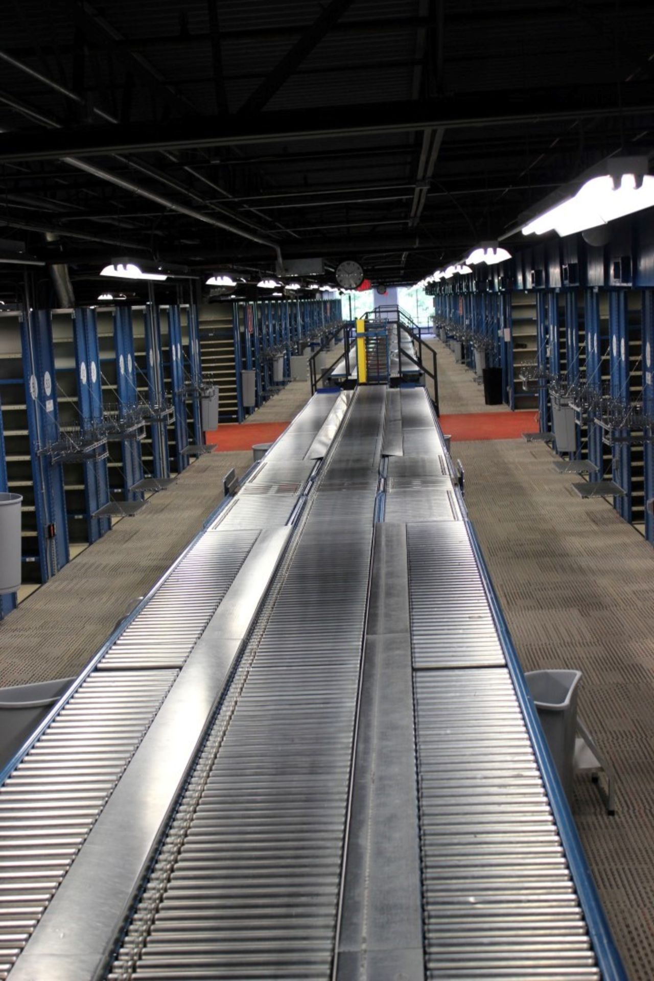 30 FT LONG 24"W RAPISTAN POWERED CONVEYOR WITH 18""W GRAVITY CONVEYOR LINES BOTH SIDES