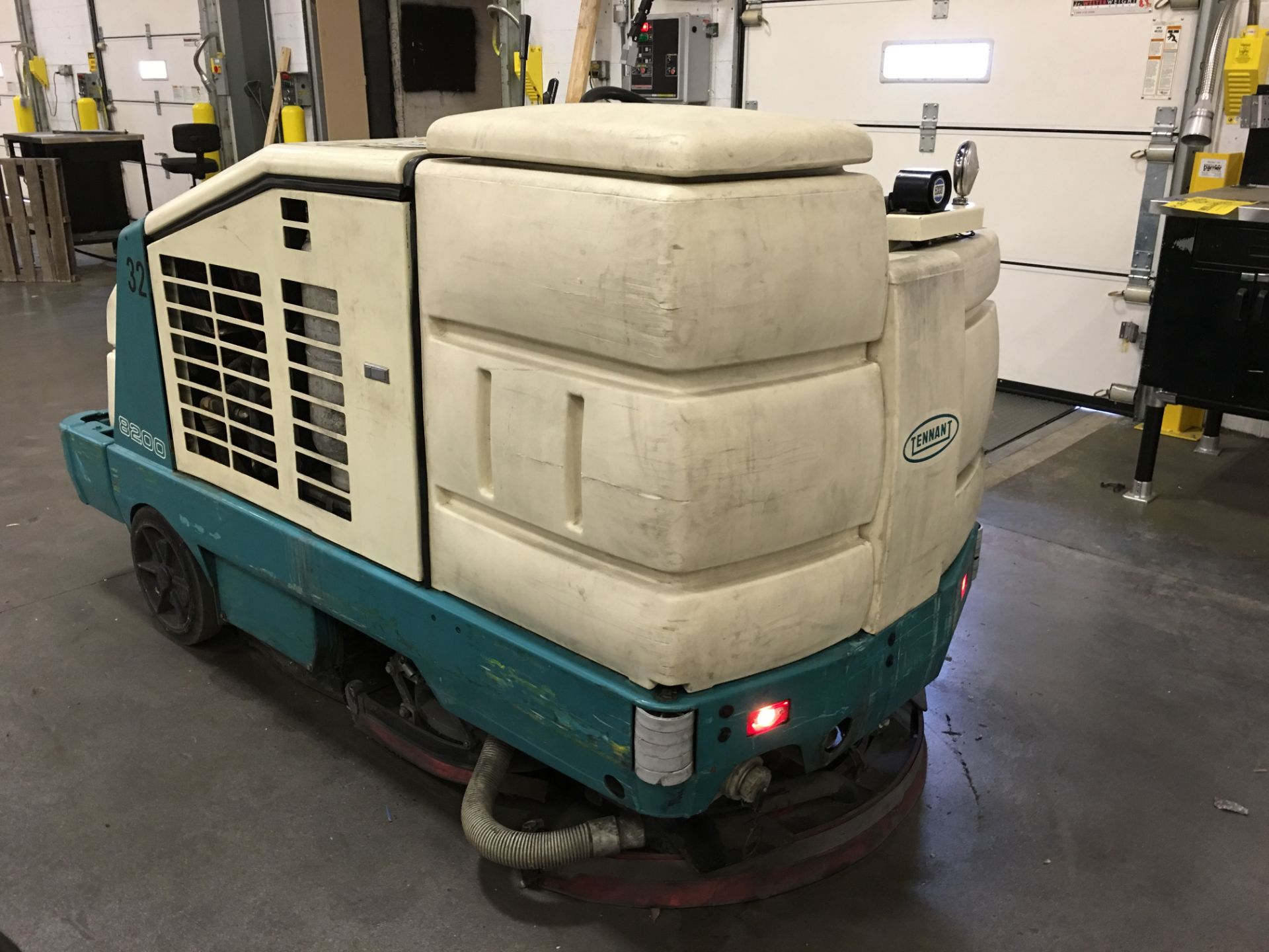 2001 TENNANT 8200 COMBINATION RIDER FLOOR SWEEPER SCRUBBER, LP GAS POWERED (WATCH VIDEO)