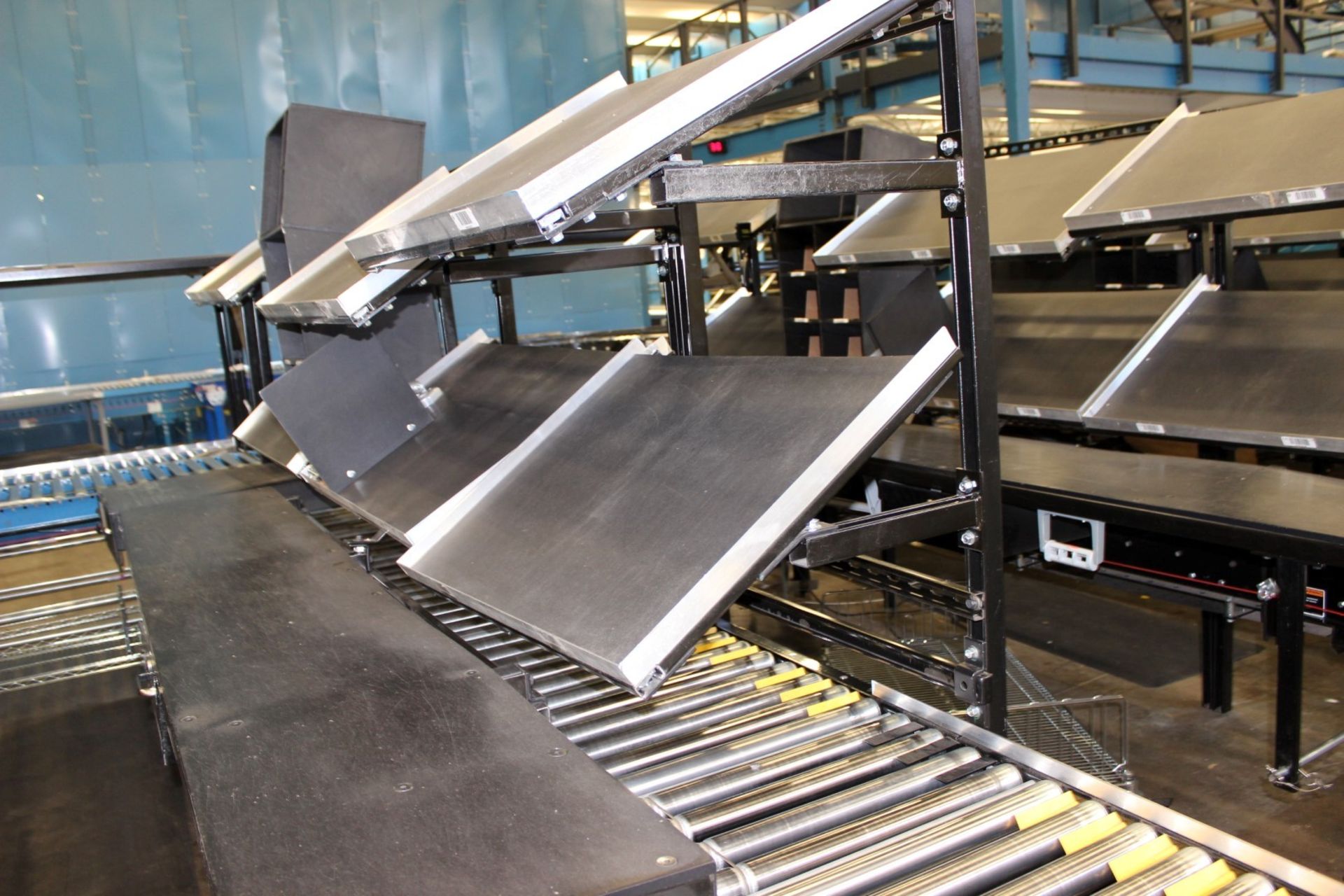 15 FT LONG HYTROL 24" POWERED CONVEYOR, V-BELT DRIVE. CLICK HEAR TO WATCH VIDEO - Image 4 of 6