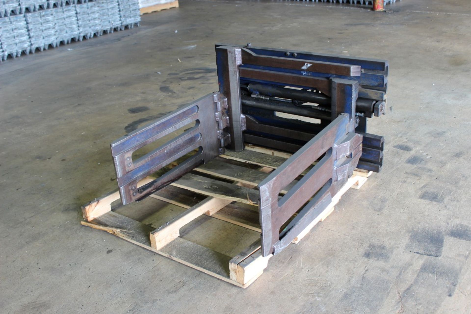 RIGHTLINE LBF-35C-511A BALE CLAMPS ATTACHMENT