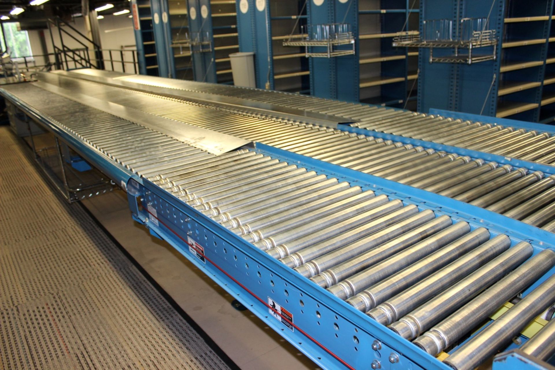 30 FT LONG 24"W RAPISTAN POWERED CONVEYOR WITH 18"W GRAVITY CONVEYOR LINES BOTH SIDES