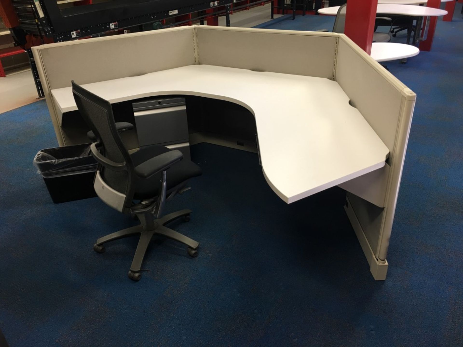 OFFICE CUBICLE WITH EXECUTIVE DESK, KNOLL CHAIR & ROLLING FILE CABINET - Image 2 of 3