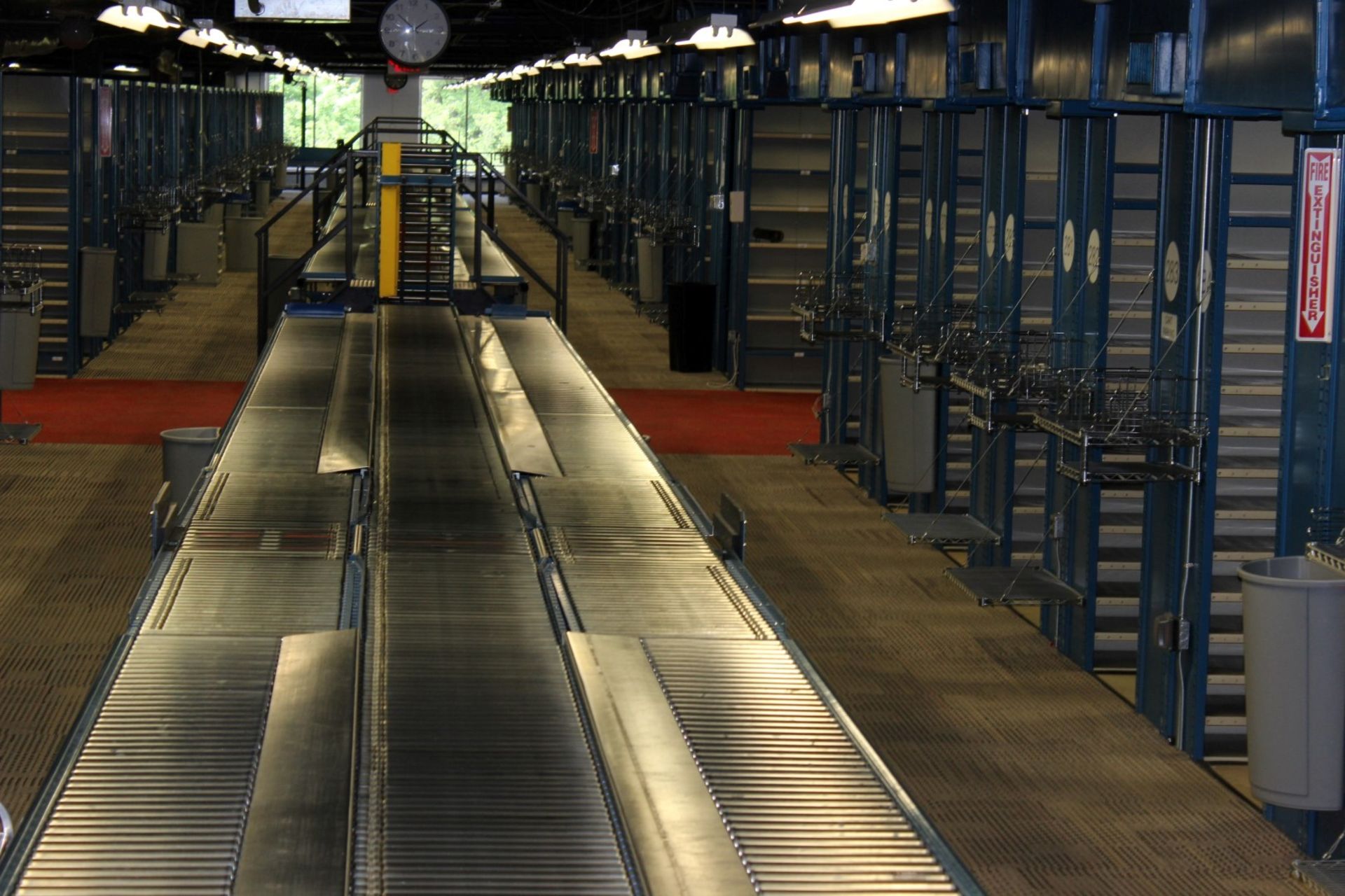 30 FT LONG 24"W RAPISTAN POWERED CONVEYOR WITH 18"W GRAVITY CONVEYOR LINES BOTH SIDES