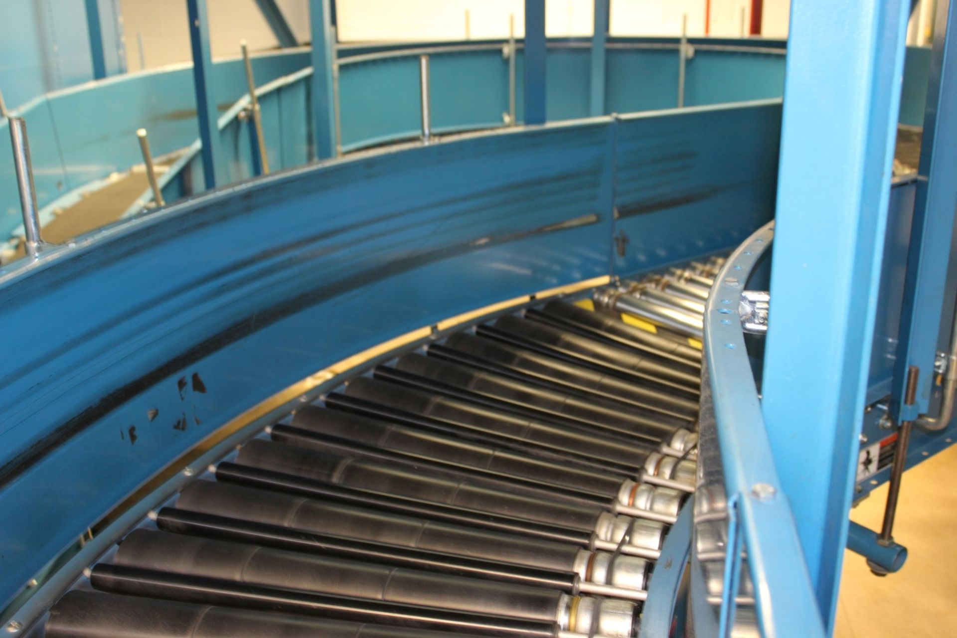 24" RAPISTAN POWERED CONVEYOR WITH 12" GUARD RAIL - Image 4 of 10