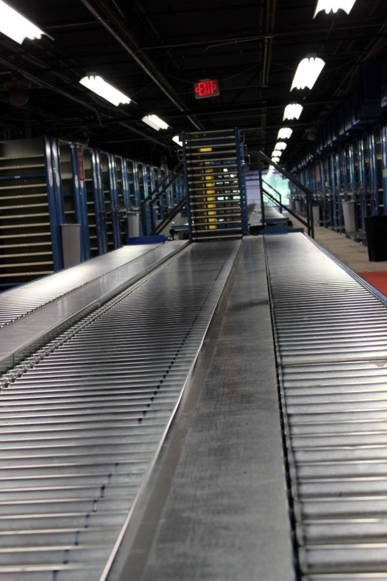 30 FT LONG 24"W RAPISTAN POWERED CONVEYOR WITH 18"W GRAVITY CONVEYOR LINES BOTH SIDES