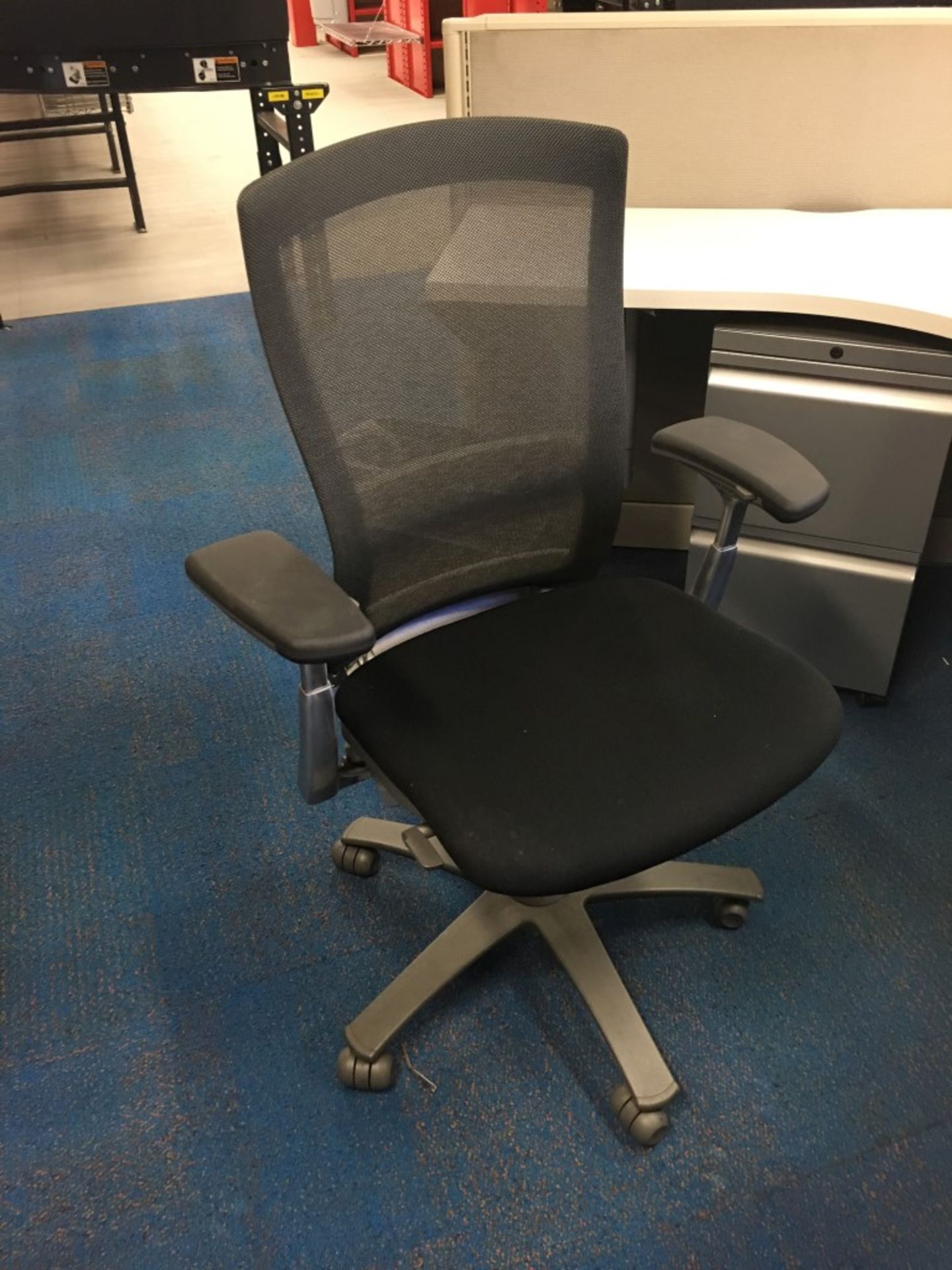 OFFICE CUBICLE WITH EXECUTIVE DESK, KNOLL CHAIR & ROLLING FILE CABINET - Image 3 of 3