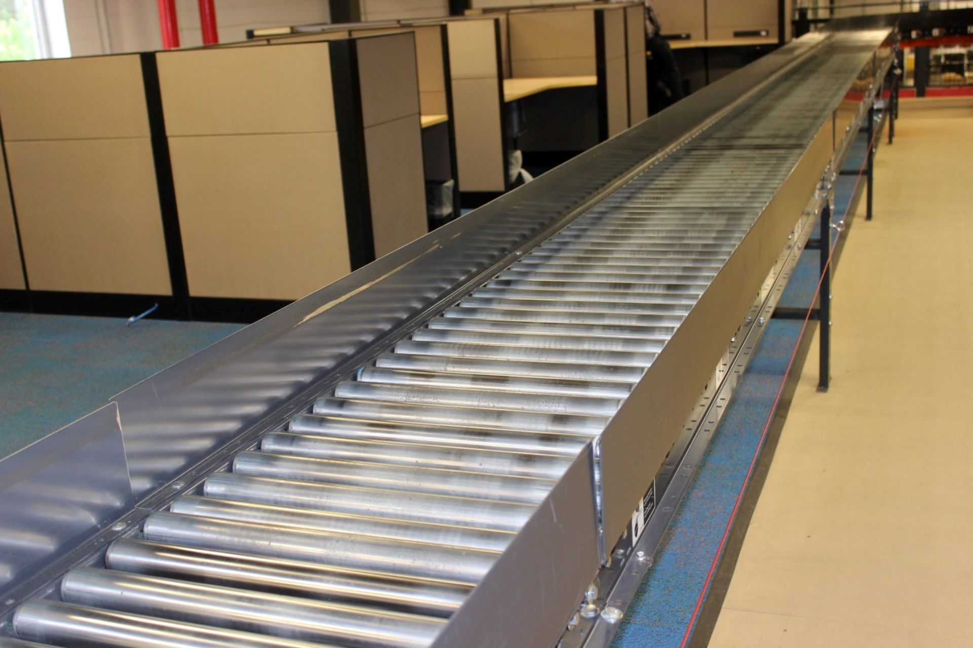 XENOROL R3M13 24"" POWERED CONVEYOR SYSTEM WITH LIFT GATE SYSTEM - Image 5 of 8