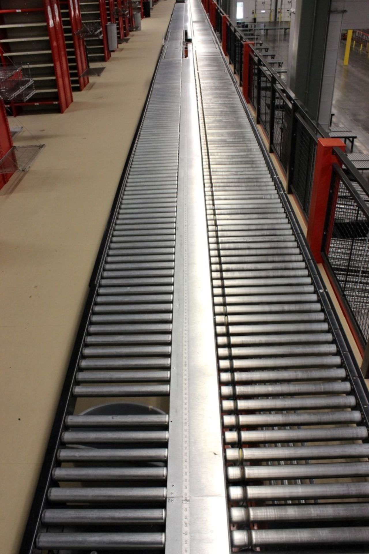 XENOROL R3M16 24" POWERED CONVEYOR SYSTEM WITH 18" GRAVITY CONVEYOR & FILL GAP TABLE - Image 6 of 8