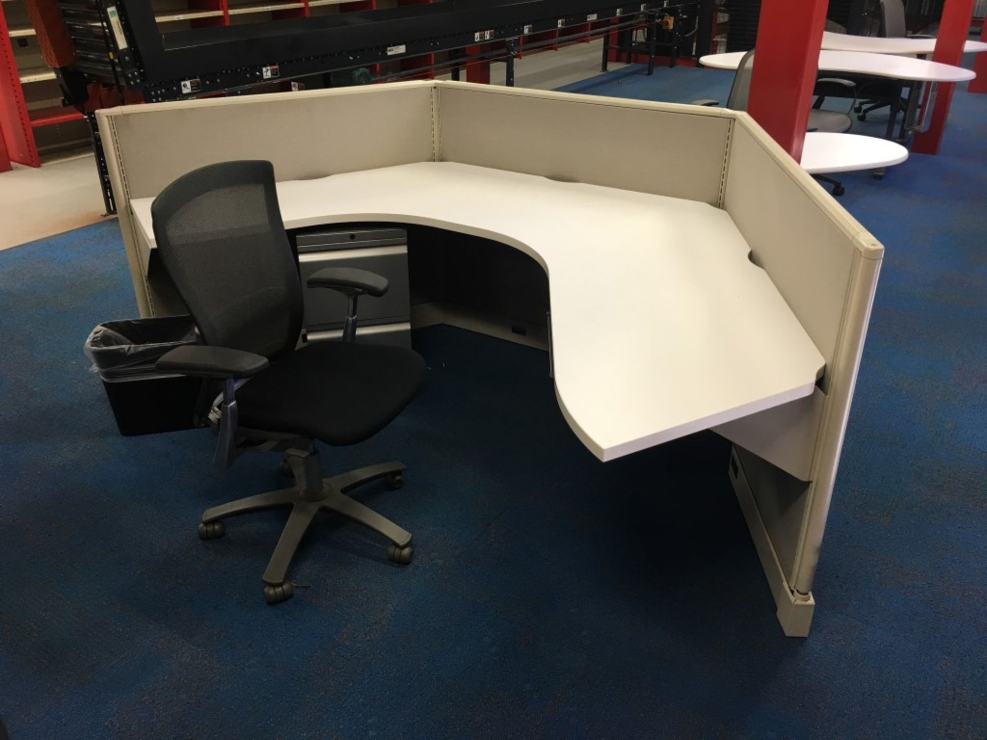 OFFICE CUBICLE WITH EXECUTIVE DESK, KNOLL CHAIR & ROLLING FILE CABINET