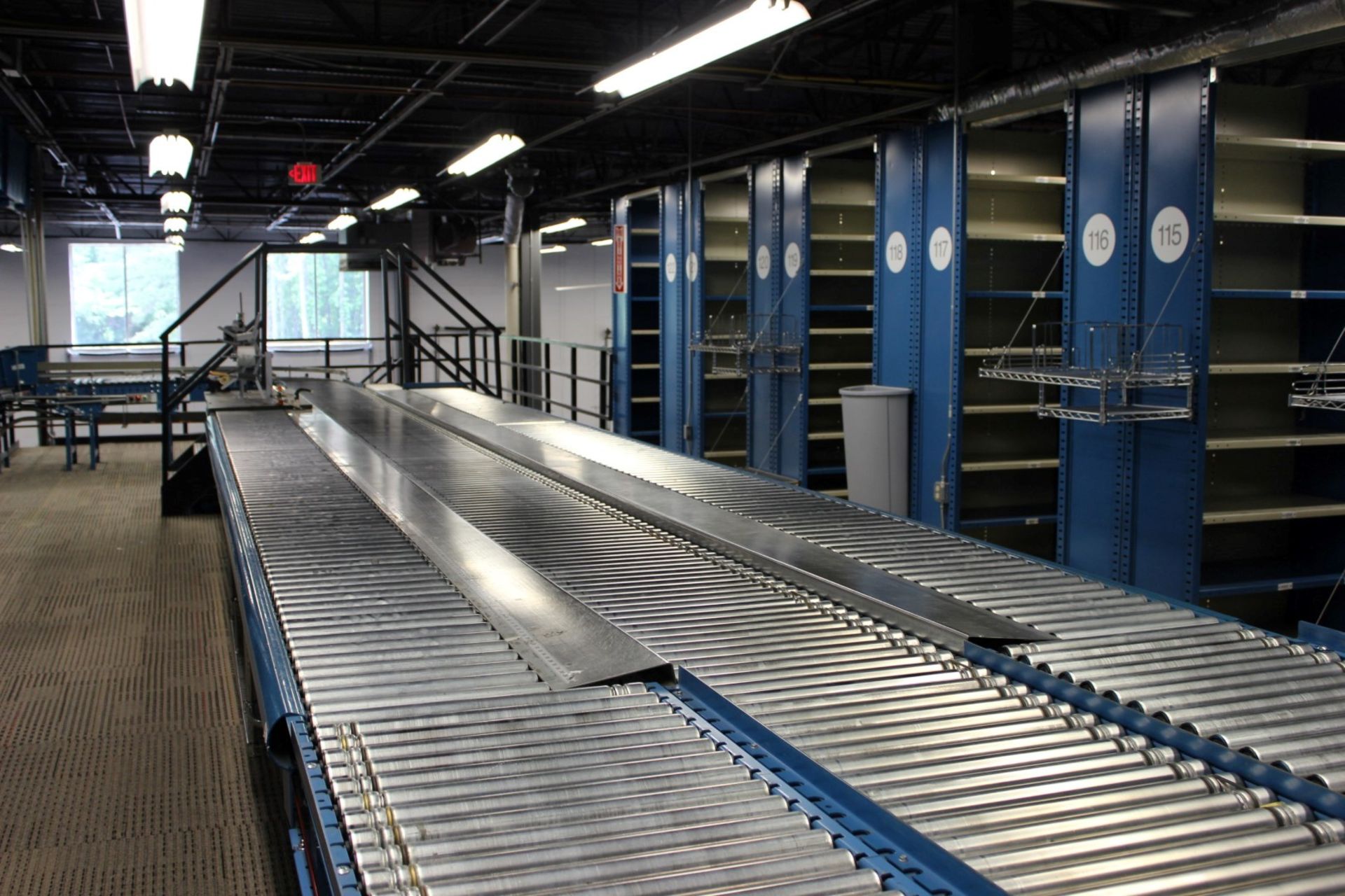 40 FT LONG 24"W RAPISTAN POWERED CONVEYOR WITH 18"W GRAVITY CONVEYOR LINES BOTH SIDES