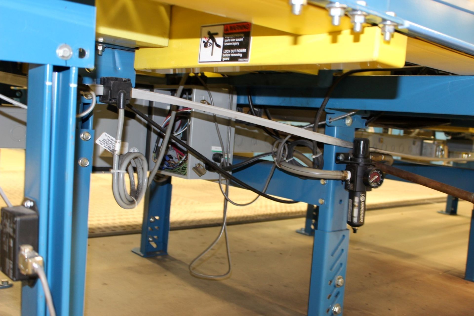 30 FT LONG 24"W RAPISTAN POWERED CONVEYOR WITH 18"W GRAVITY CONVEYOR LINES BOTH SIDES - Image 4 of 4