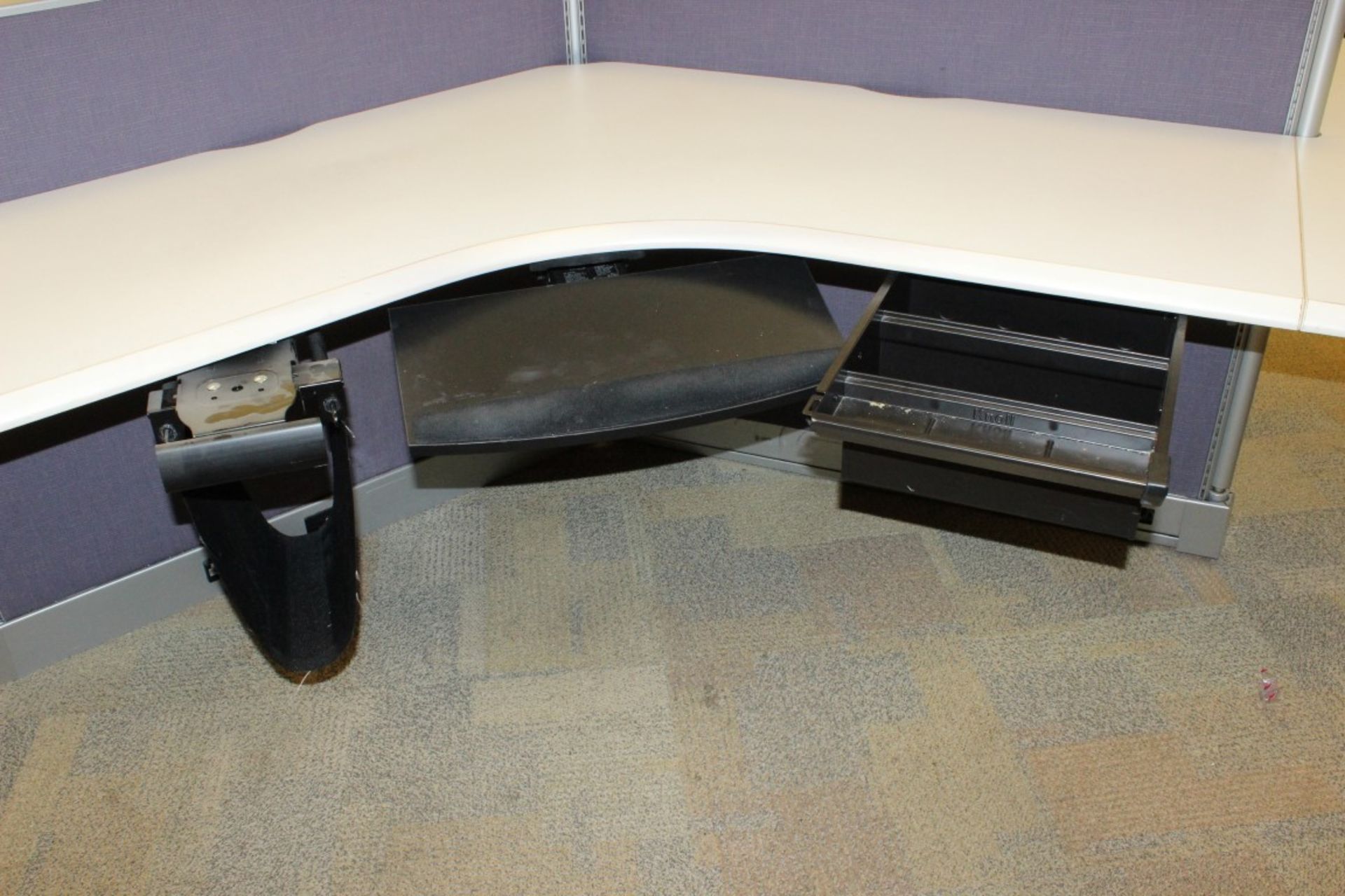 EXECUTIVE OFFICE DESK WITH CUBICLES, 12 PERSON OFFICE. - Image 3 of 8