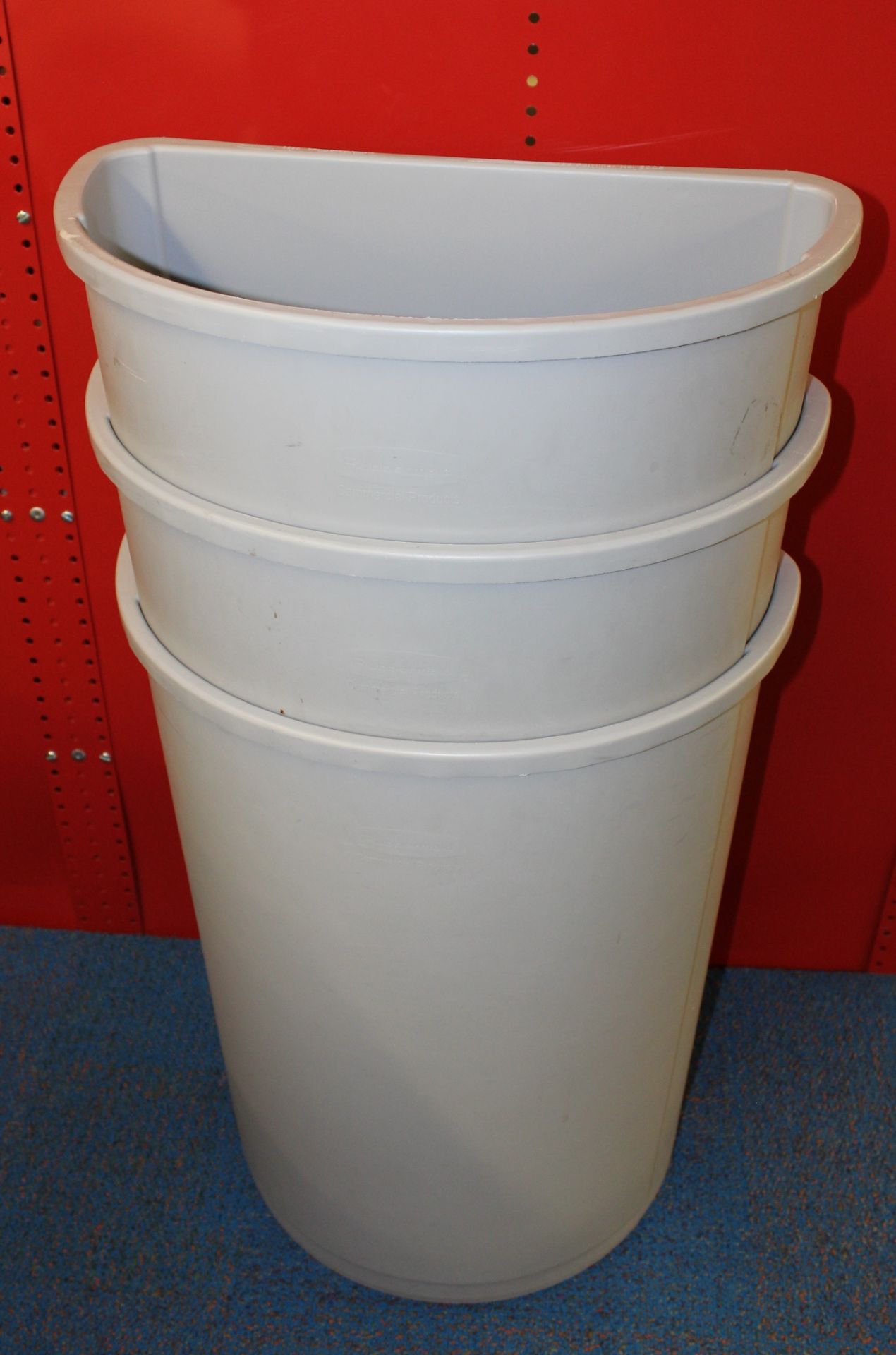 Rubbermaid 3520 Untouchable Half Round 21 Gallon Trash Can - Image 2 of 2