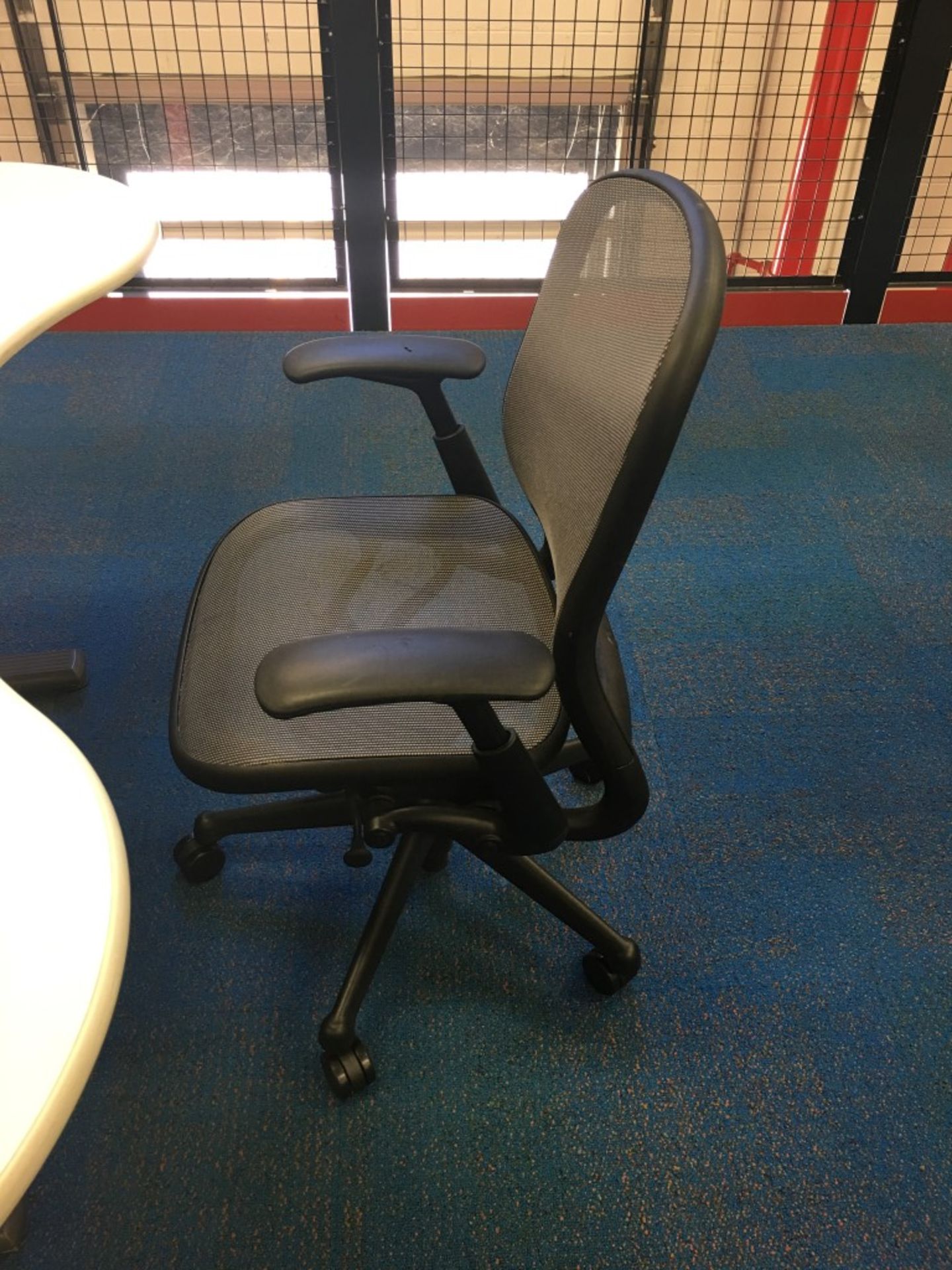 EXECUTIVE DESK WITH KNOLL CHAIR PART # 33AA1BKTSX - Image 3 of 4