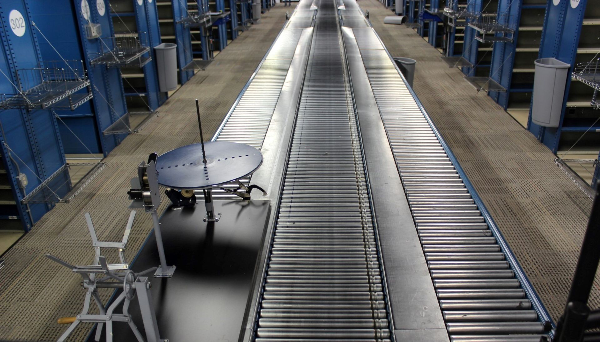 30 FT LONG 24"W RAPISTAN POWERED CONVEYOR WITH 18"W GRAVITY CONVEYOR LINES BOTH SIDES - Image 2 of 4