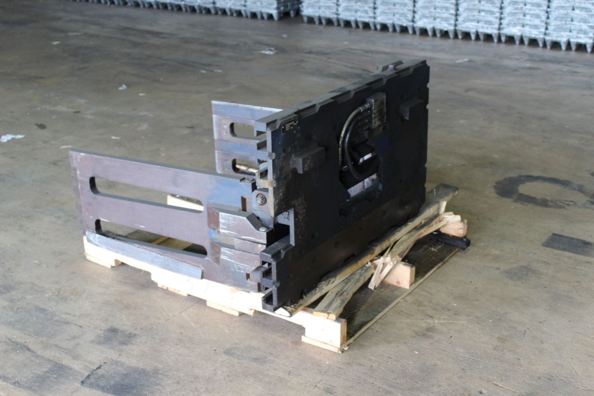 RIGHTLINE LBF-35C-511A BALE CLAMPS ATTACHMENT - Image 4 of 7