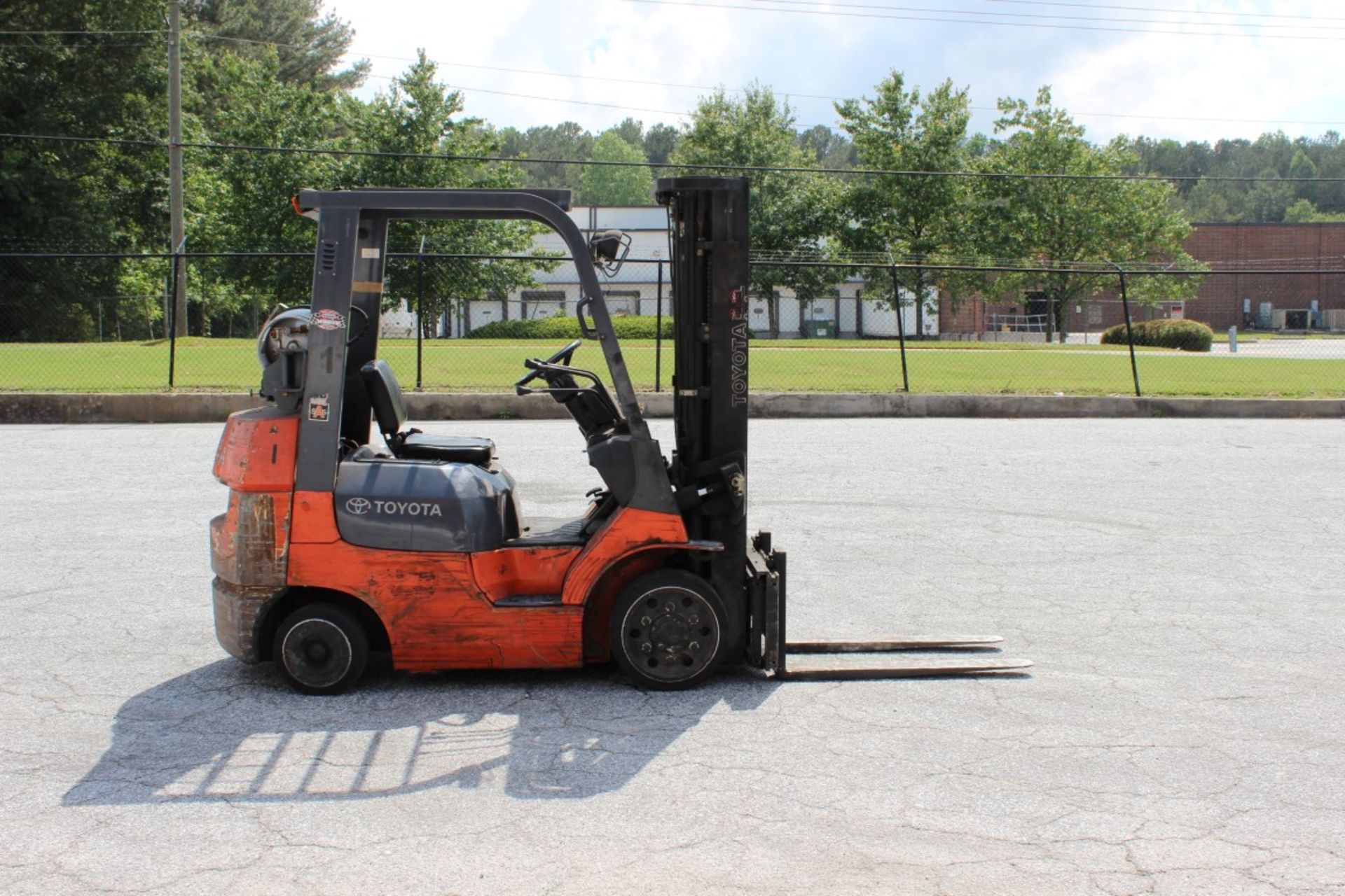 2001 TOYOTA 7FGCU25 PROPANE FORKLIFT, CLICK HERE TO WATCH VIDEO - Image 2 of 7