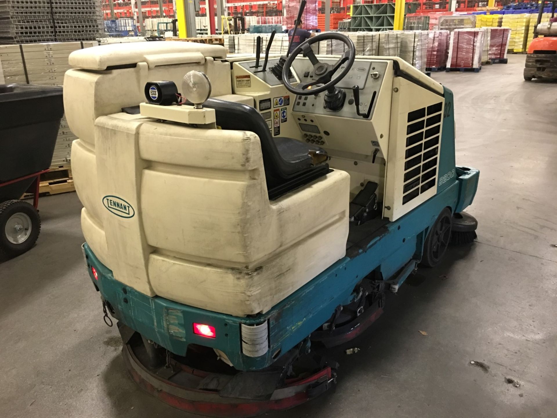 2001 TENNANT 8200 COMBINATION RIDER FLOOR SWEEPER SCRUBBER, LP GAS POWERED (WATCH VIDEO) - Image 2 of 6
