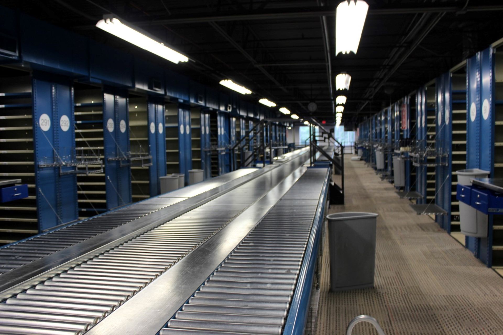 30 FT LONG 24"W RAPISTAN POWERED CONVEYOR WITH 18"W GRAVITY CONVEYOR LINES BOTH SIDES - Image 2 of 4