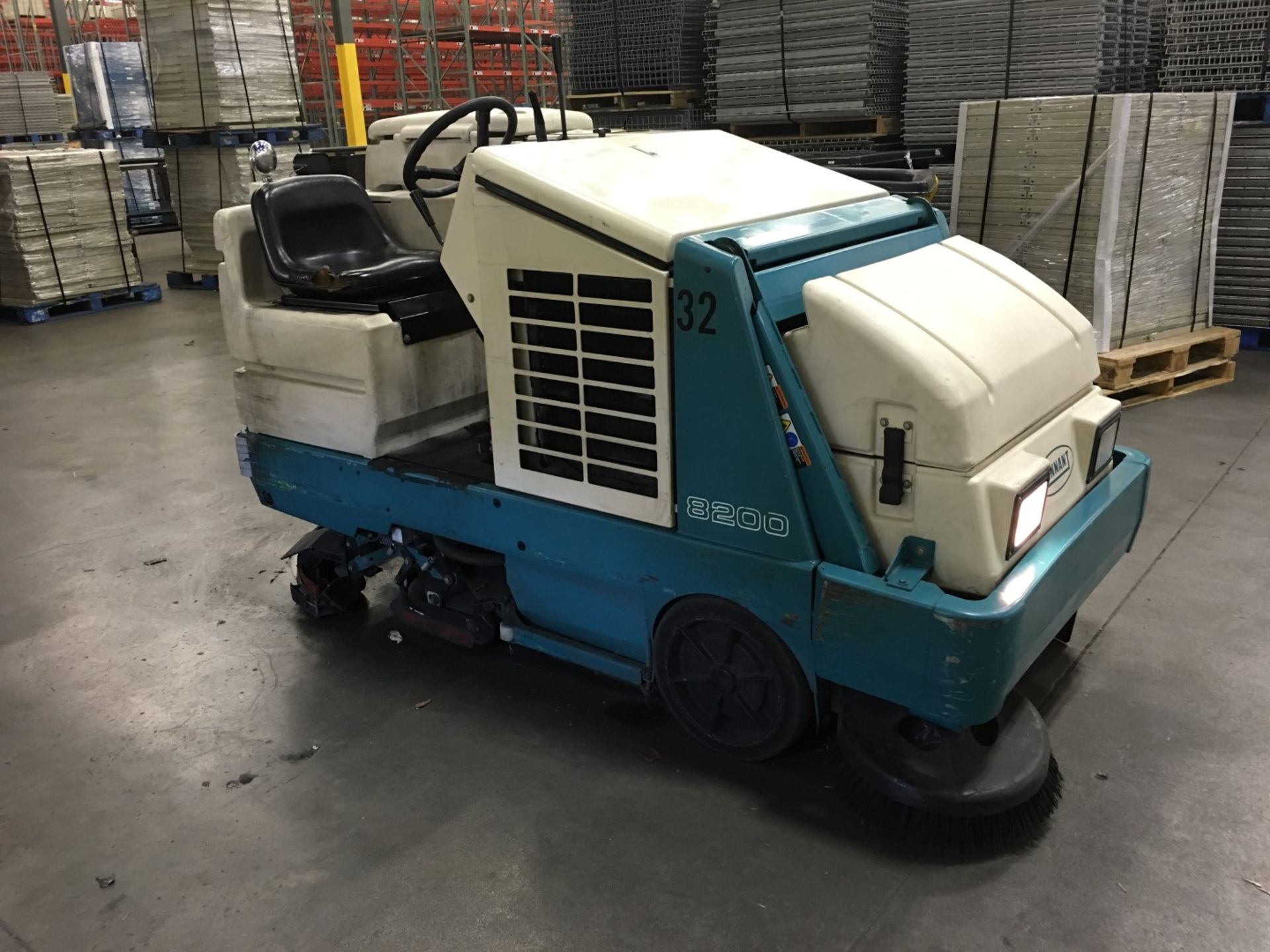 2001 TENNANT 8200 COMBINATION RIDER FLOOR SWEEPER SCRUBBER, LP GAS POWERED (WATCH VIDEO) - Image 3 of 6