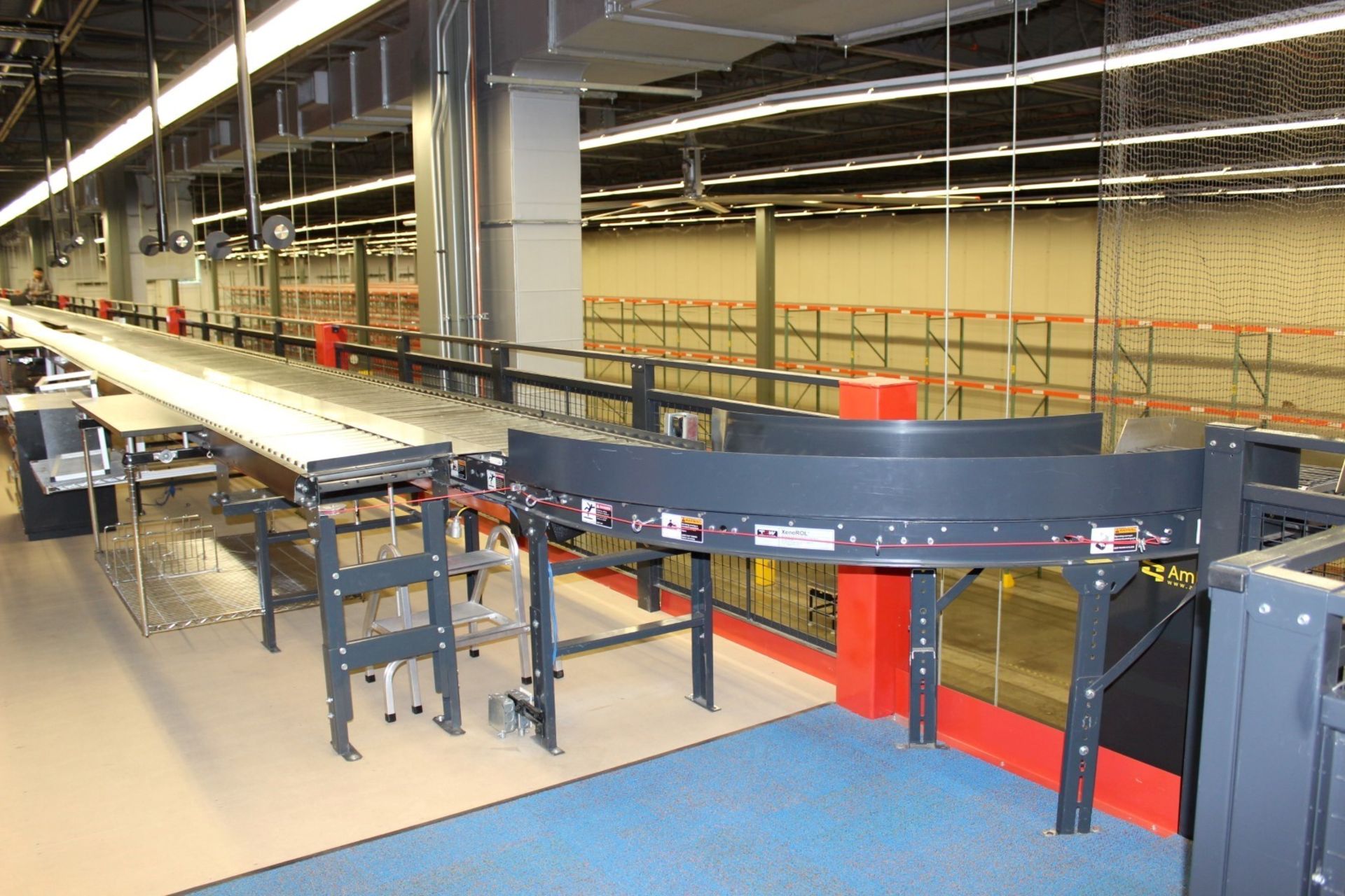 XENOROL R3M16 24" POWERED CONVEYOR SYSTEM WITH 18" GRAVITY CONVEYOR & FILL GAP TABLE - Image 7 of 8