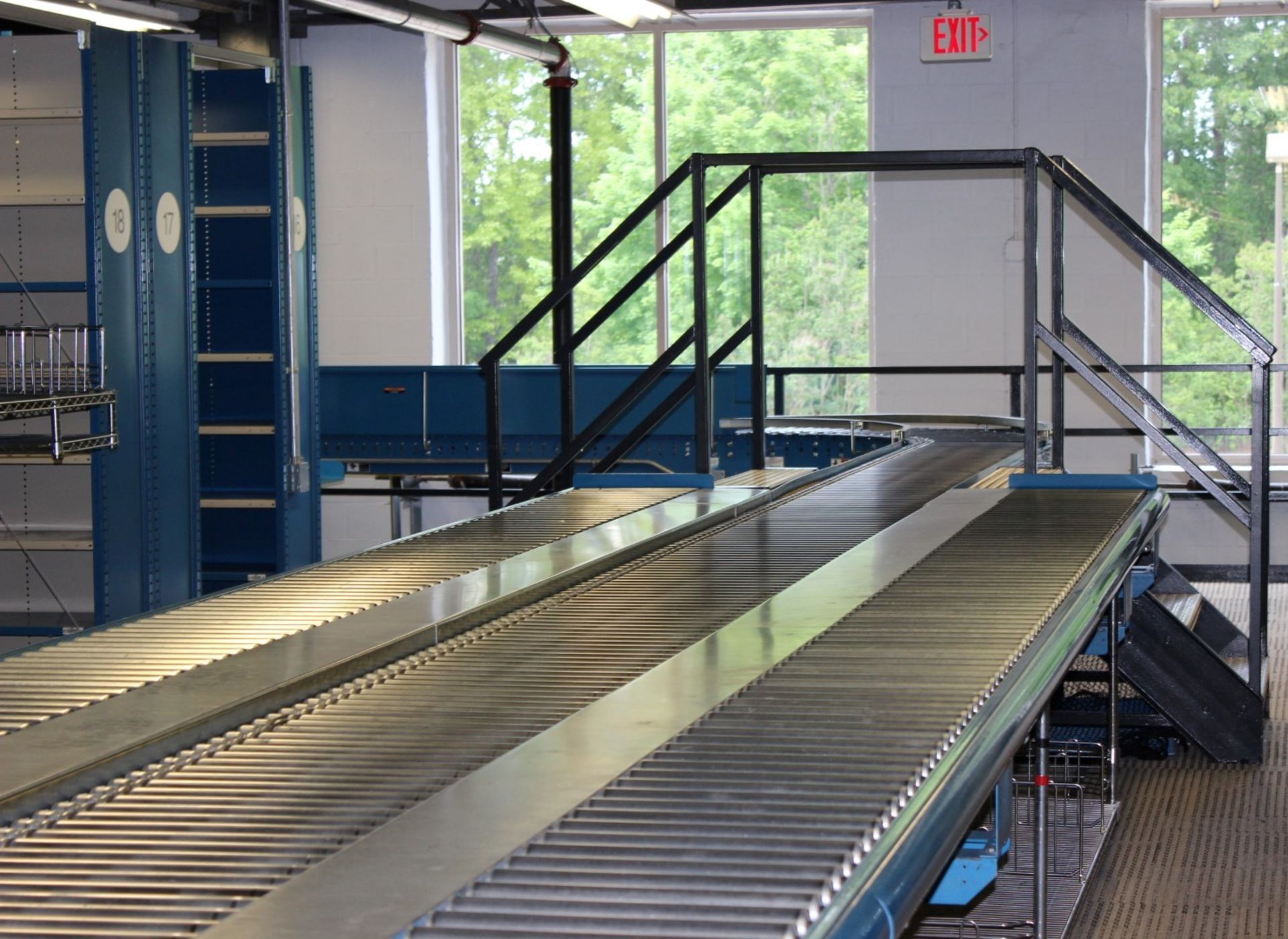 30 FT LONG 24"W RAPISTAN POWERED CONVEYOR WITH 18"W GRAVITY CONVEYOR LINES BOTH SIDES