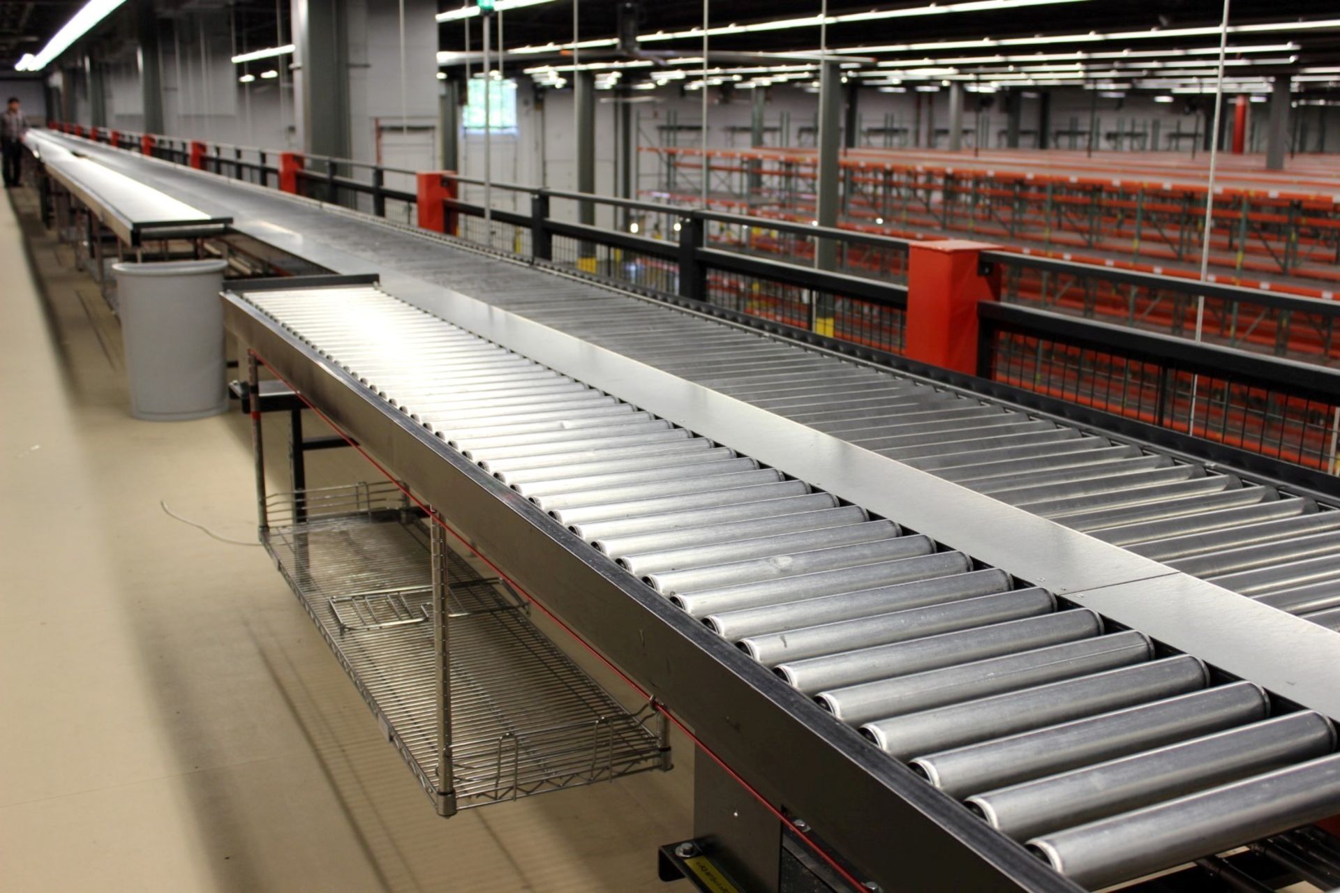 XENOROL R3M15 24" POWERED CONVEYOR SYSTEM WITH 18" GRAVITY CONVEYOR & FILL GAP TABLE - Image 5 of 5