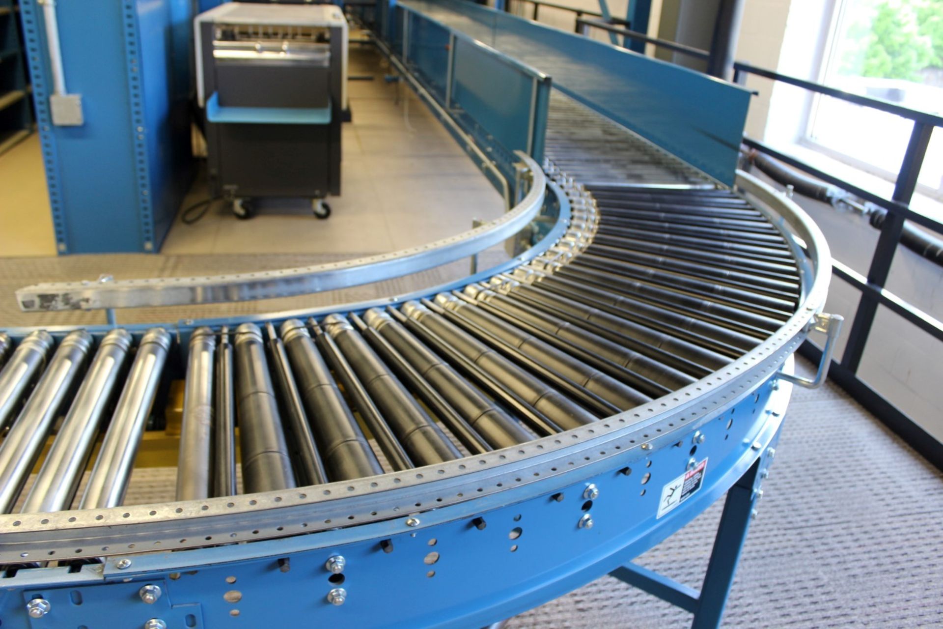 24" RAPISTAN POWERED CONVEYOR, WITH ONE 90 DEGREE POWERED CURVE - Image 2 of 4