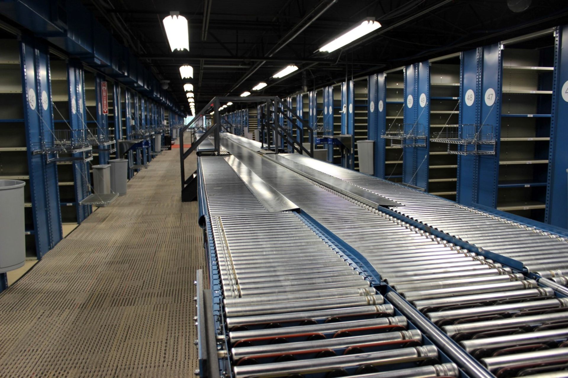 30 FT LONG 24"W RAPISTAN POWERED CONVEYOR WITH 18"W GRAVITY CONVEYOR LINES BOTH SIDES - Image 3 of 3