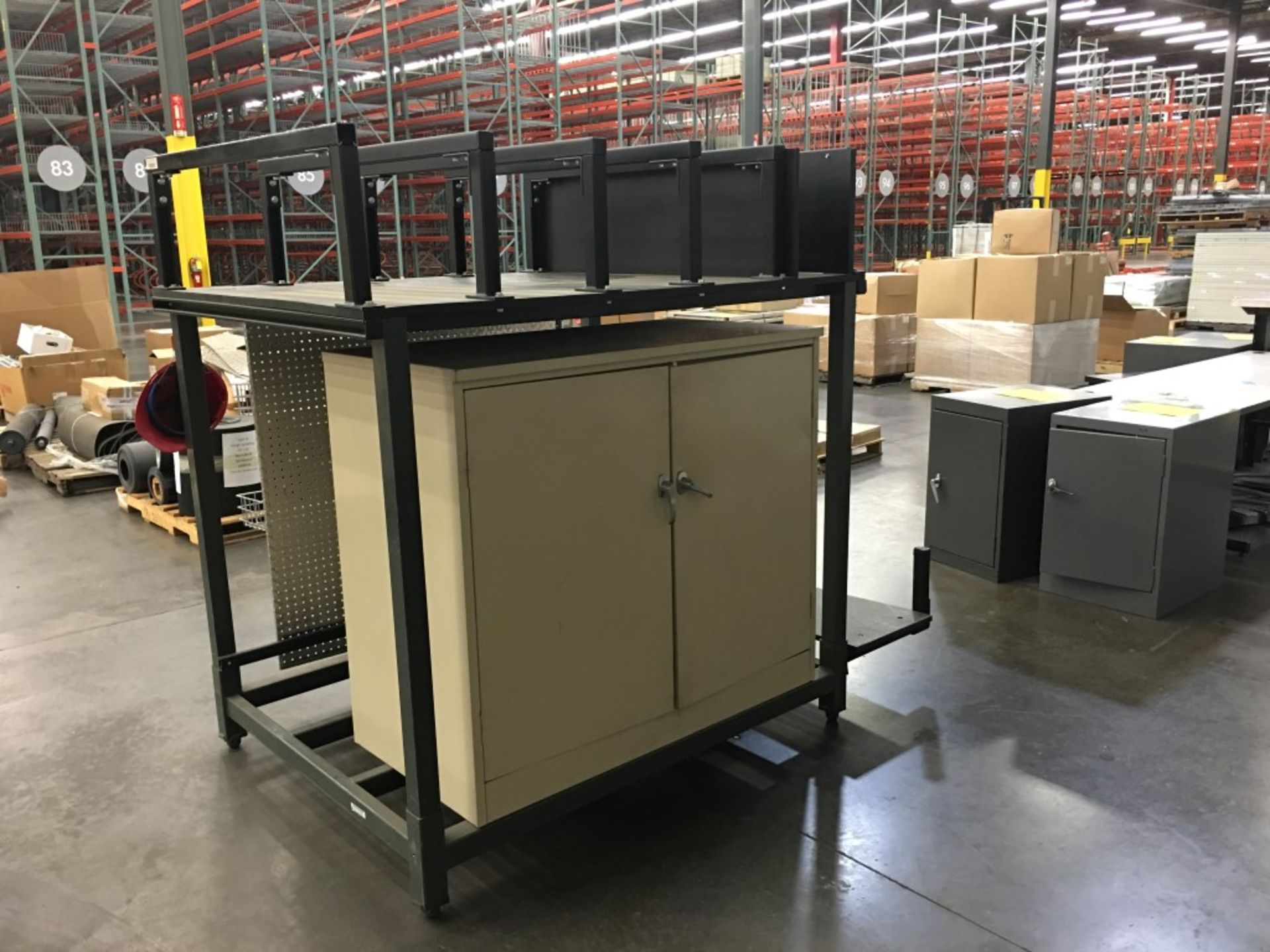 MULTI PURPOSE SHIPPING AREA CABINET - Image 2 of 5