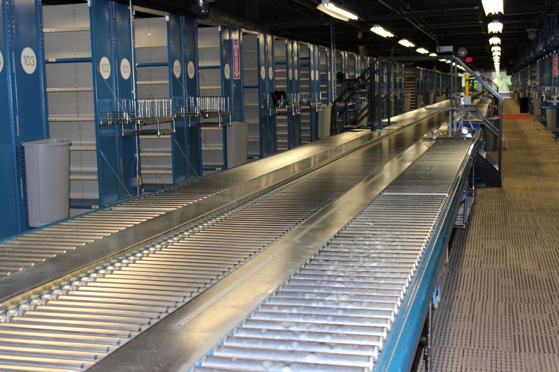 30 FT LONG 24"W RAPISTAN POWERED CONVEYOR WITH 18"W GRAVITY CONVEYOR LINES BOTH SIDES