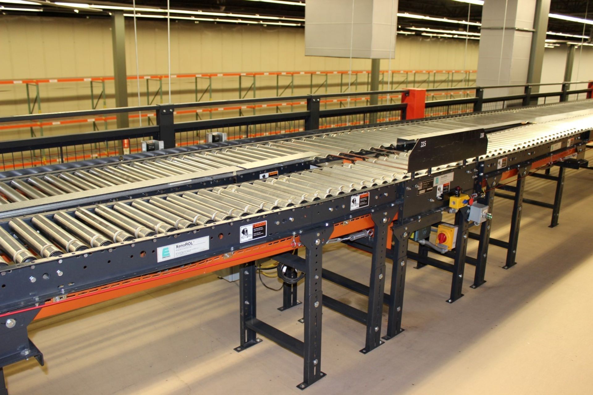 XENOROL R3M16 24" POWERED CONVEYOR SYSTEM WITH 18" GRAVITY CONVEYOR & FILL GAP TABLE - Image 5 of 8