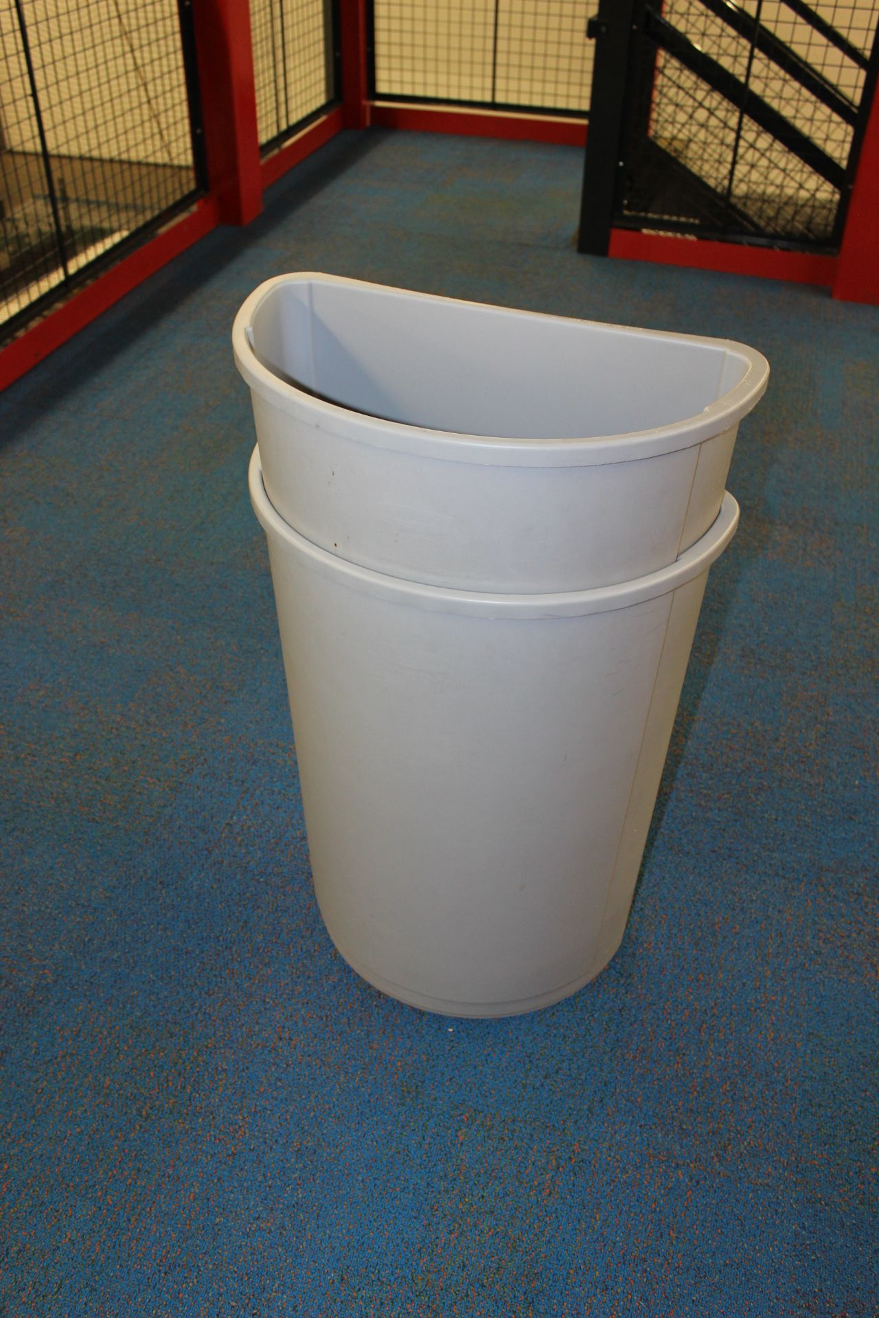 Rubbermaid 3520 Untouchable Half Round 21 Gallon Trash Can - Image 2 of 2